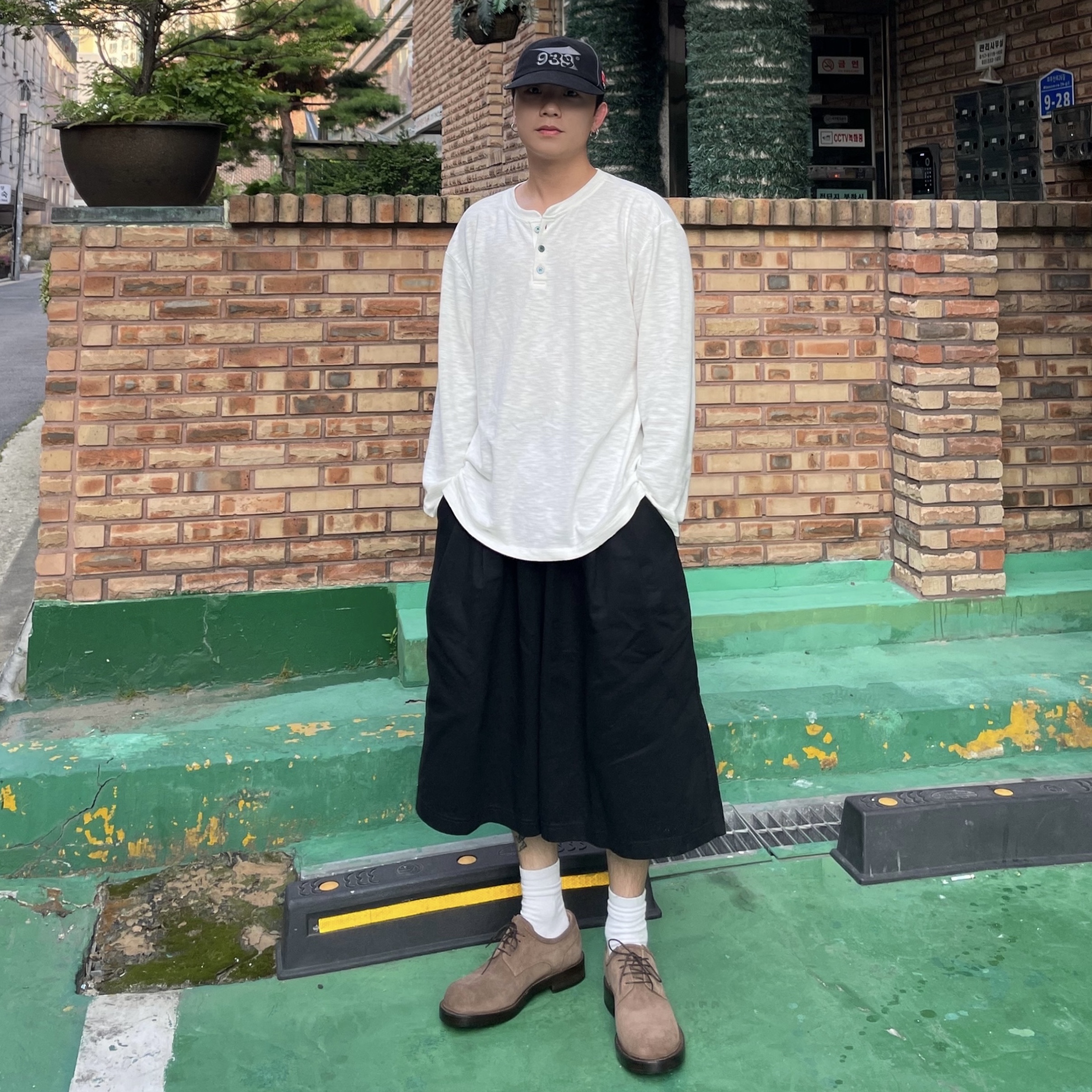LEARVE Titan Snap Henley Neck T-Shirt White 착용 스타일 - 1