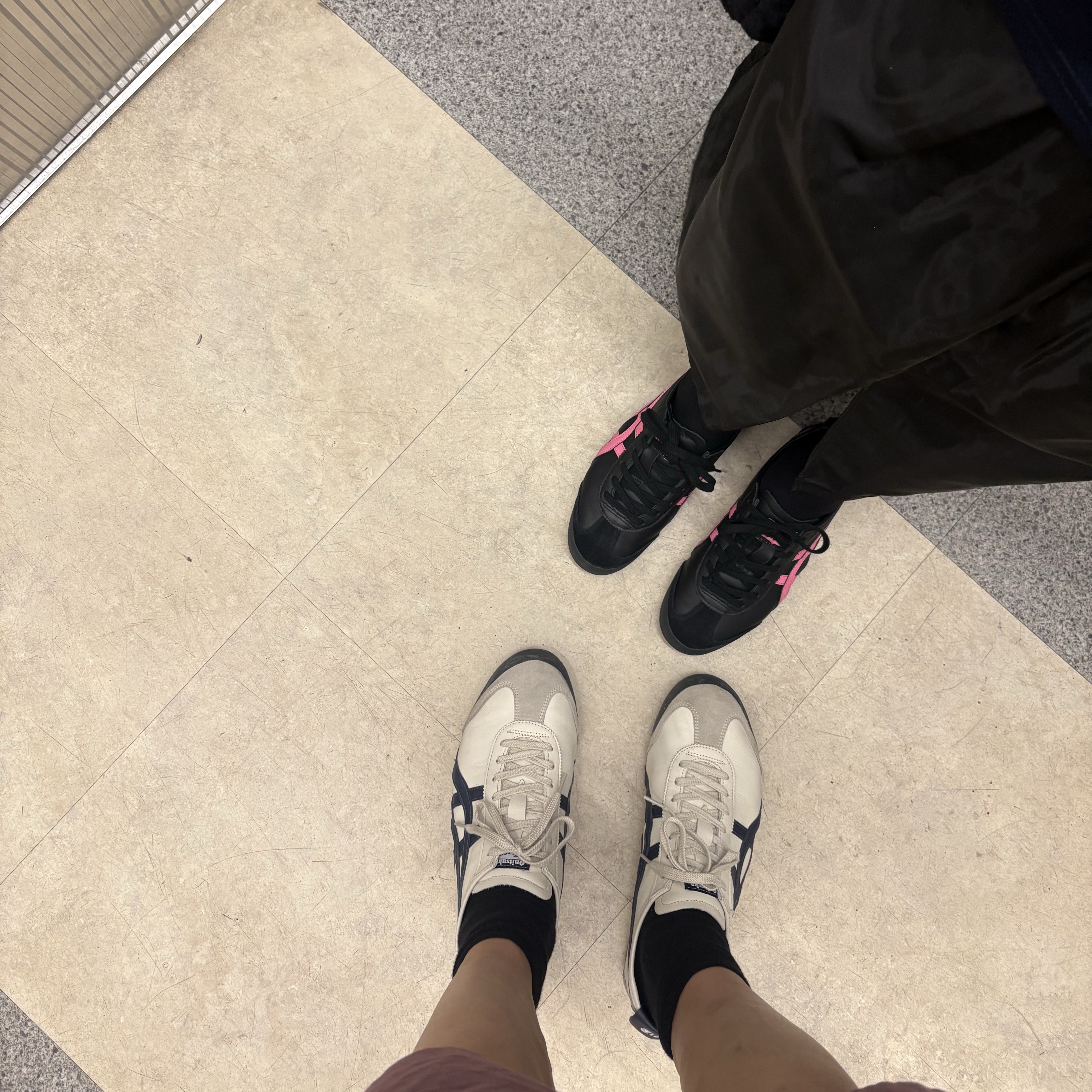 Onitsuka Tiger Mexico 66 Birch, Onitsuka Tiger Mexico 66 Black Dragon Fruit 착용 스타일 - 1