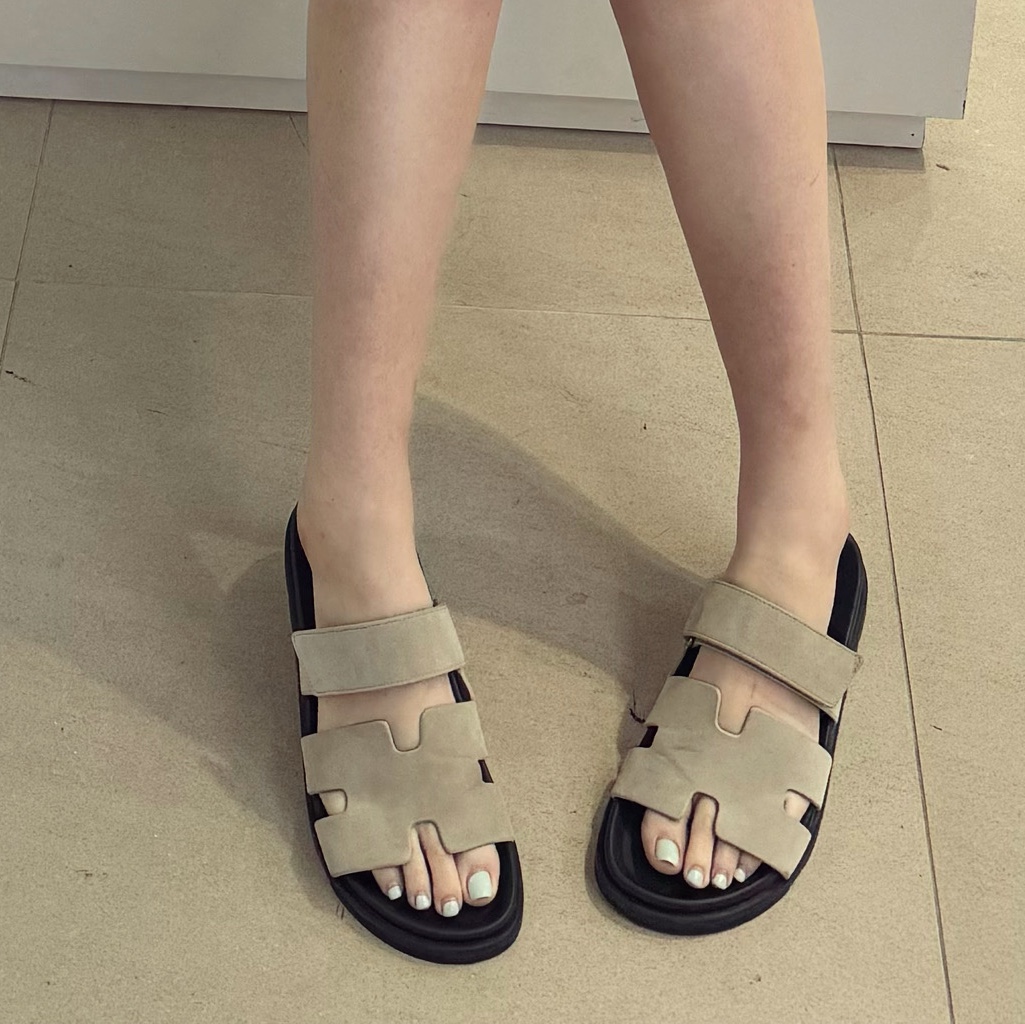 Hermes Chypre Sandal Suede Goatskin & Beige Esquisse 착용 스타일