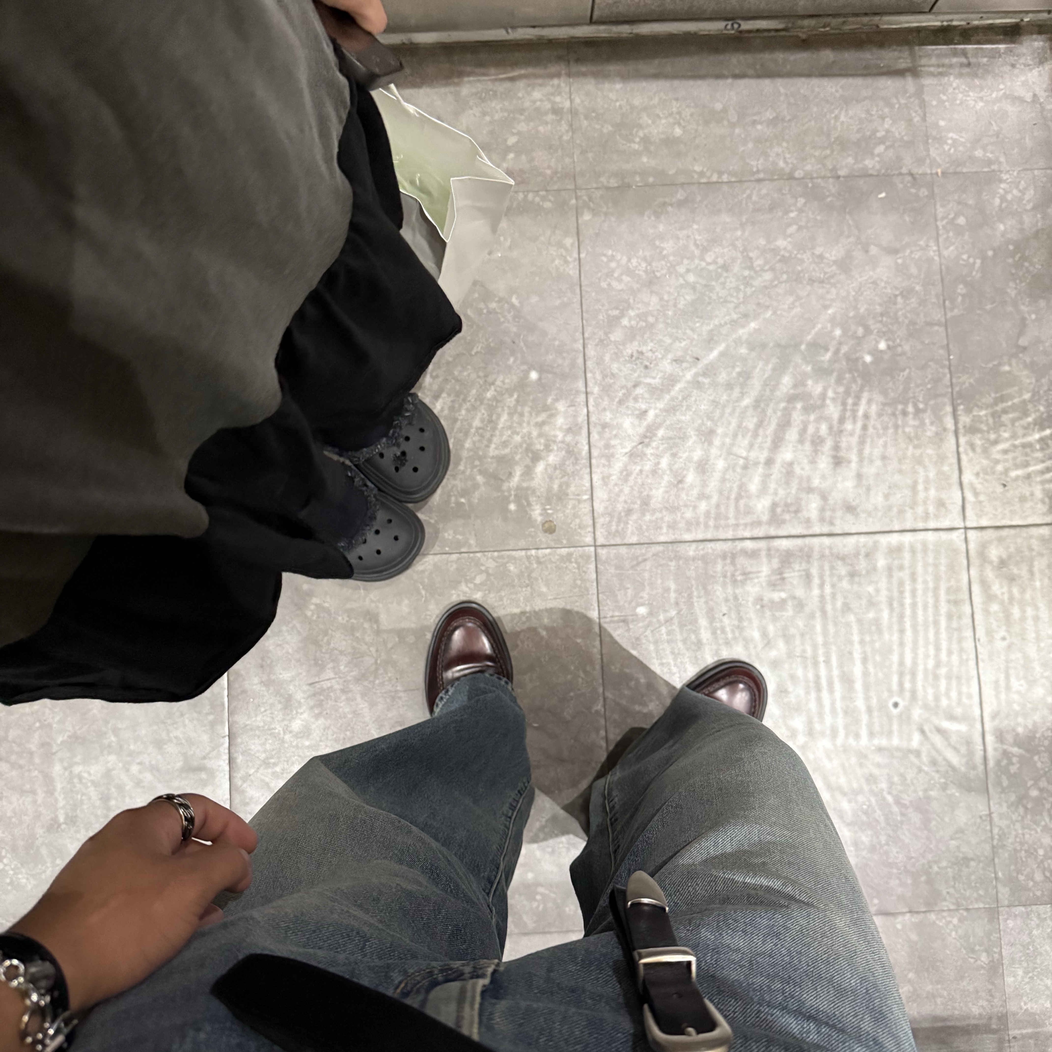 Dr. Martens Adrian Arcadia Leather Loafers Cherry Red, Dr. Martens Adrian Tassel Arcadia Rub Off Leather Loafers Silver 착용 스타일 - 3