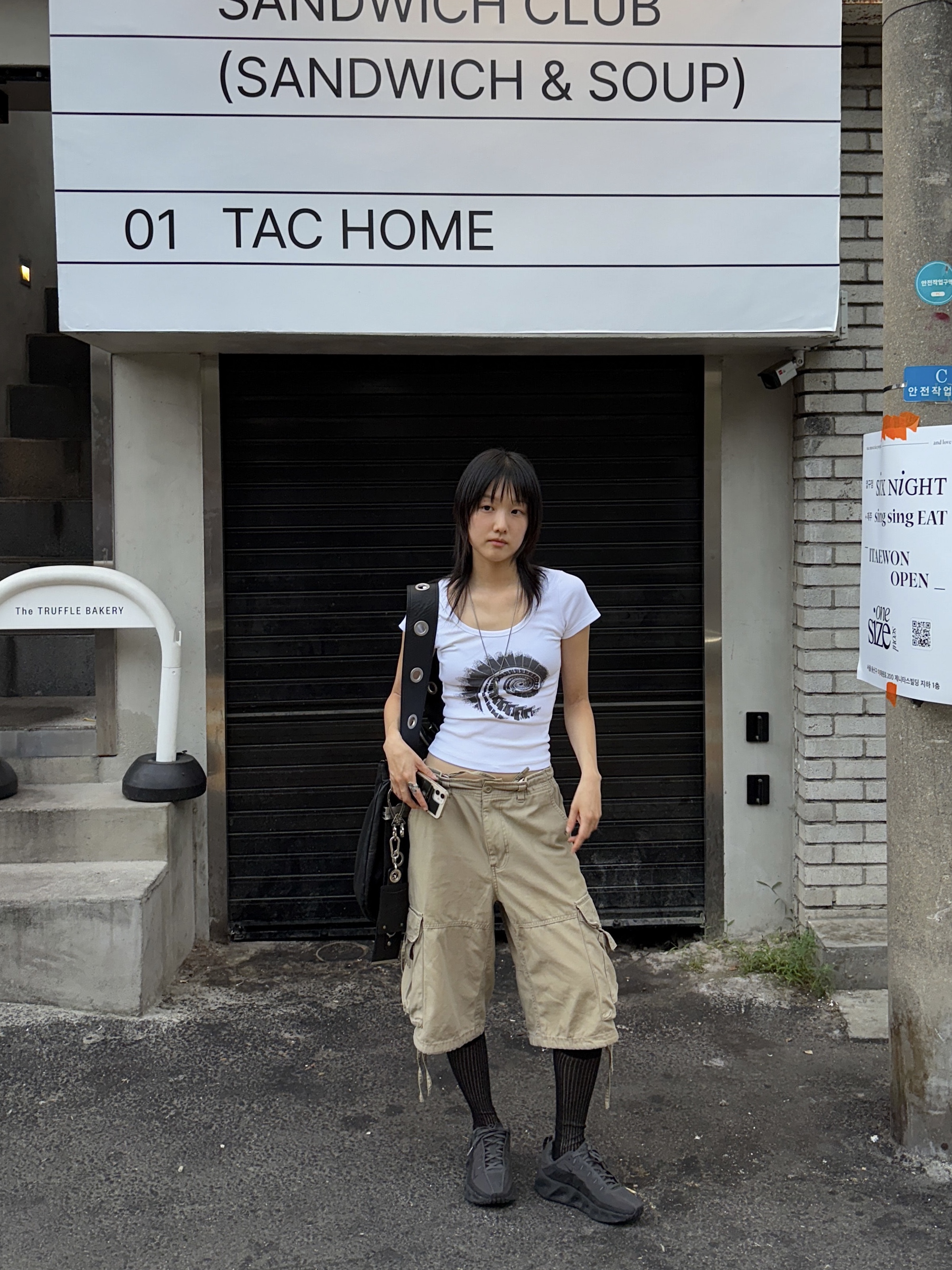 [KREAM 단독] Vacant Archive Bella Wide Strap Hobo Bag Black 착용 스타일 - 1