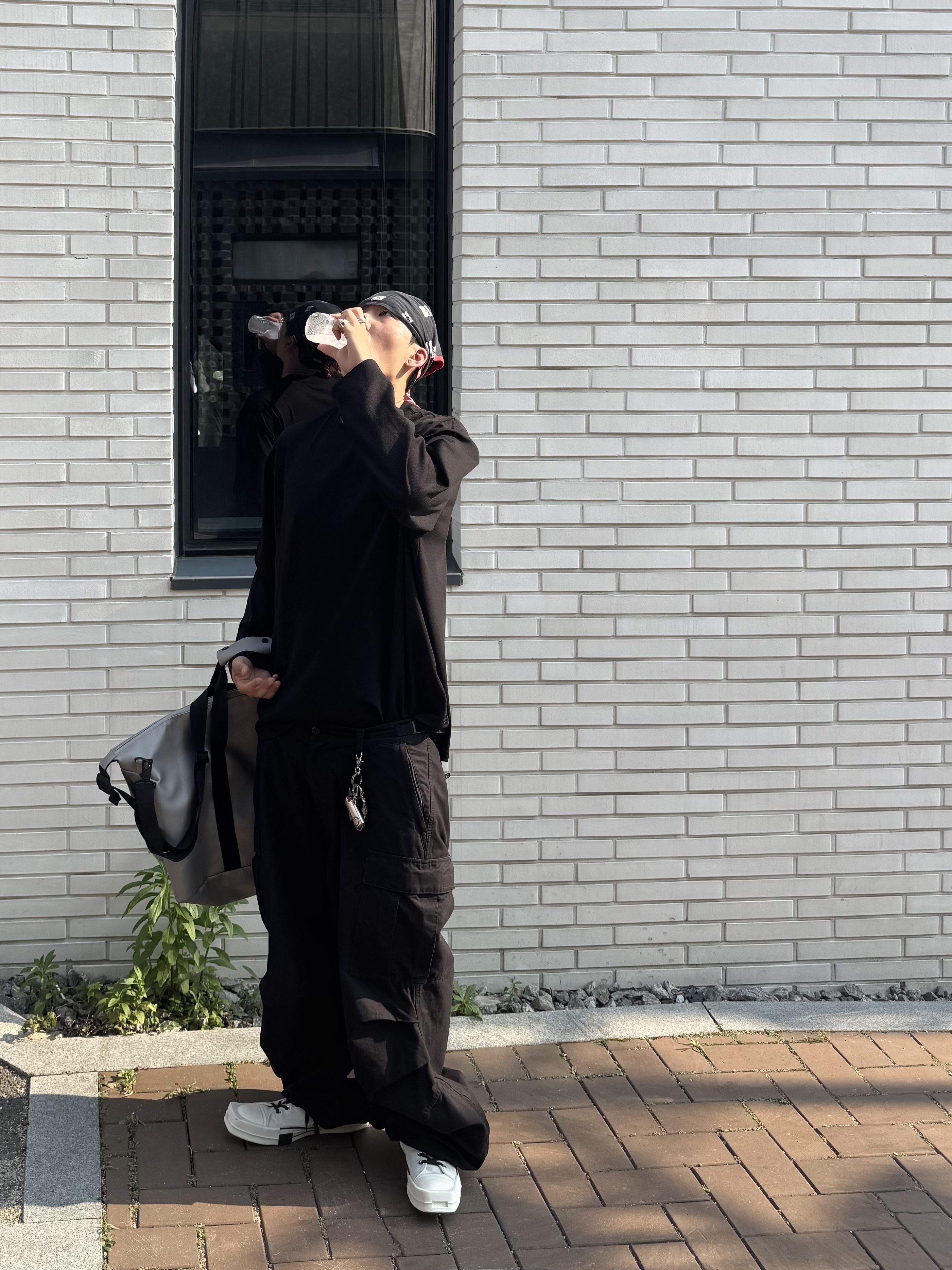 New Era x Fear of God Essentials MLB 59FIFTY Fitted Cap Black, Balenciaga Kick Cargo Trousers Black 착용 스타일 - 2