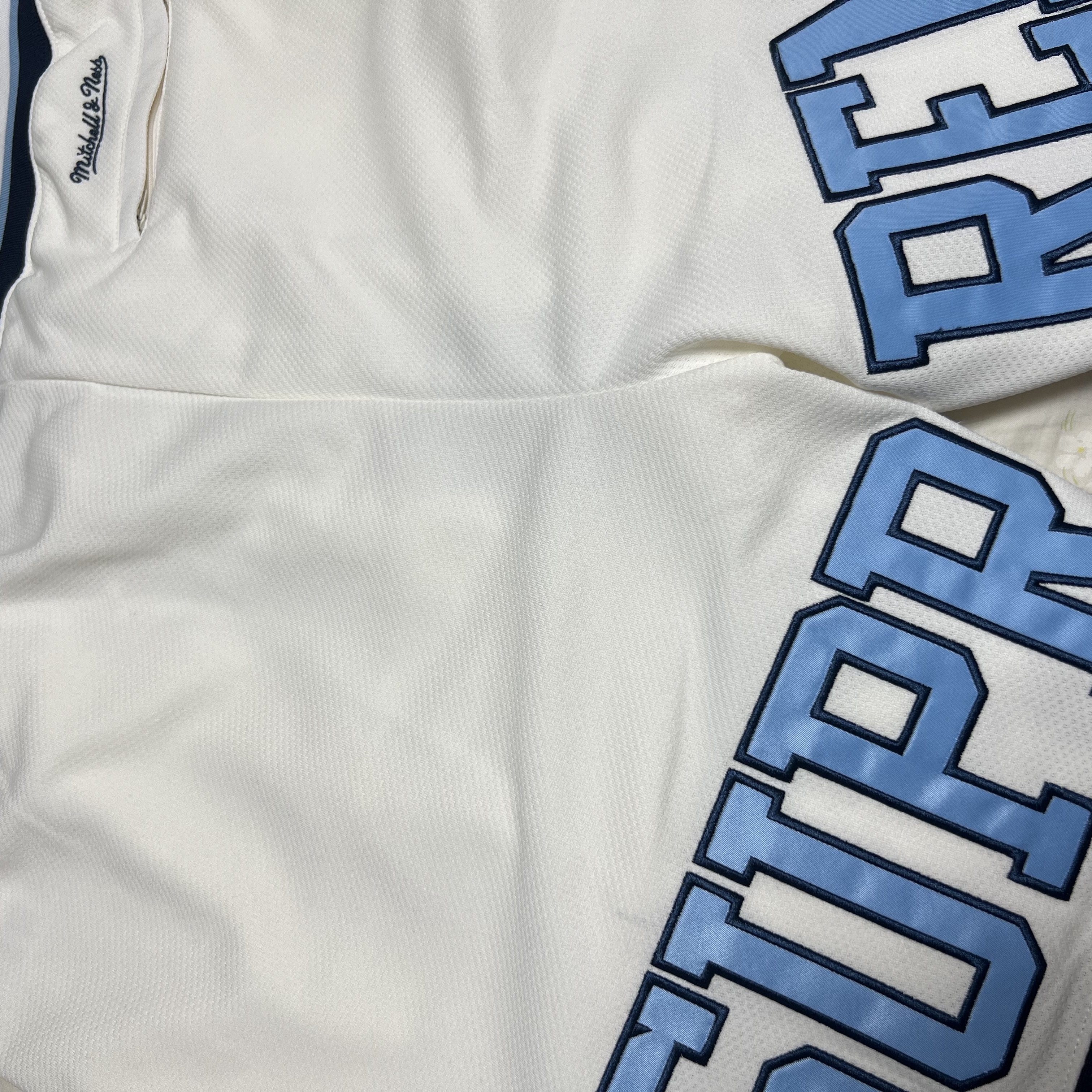Supreme Mitchell & Ness NCAA Basketball Shorts White - 24FW 착용 스타일 - 2