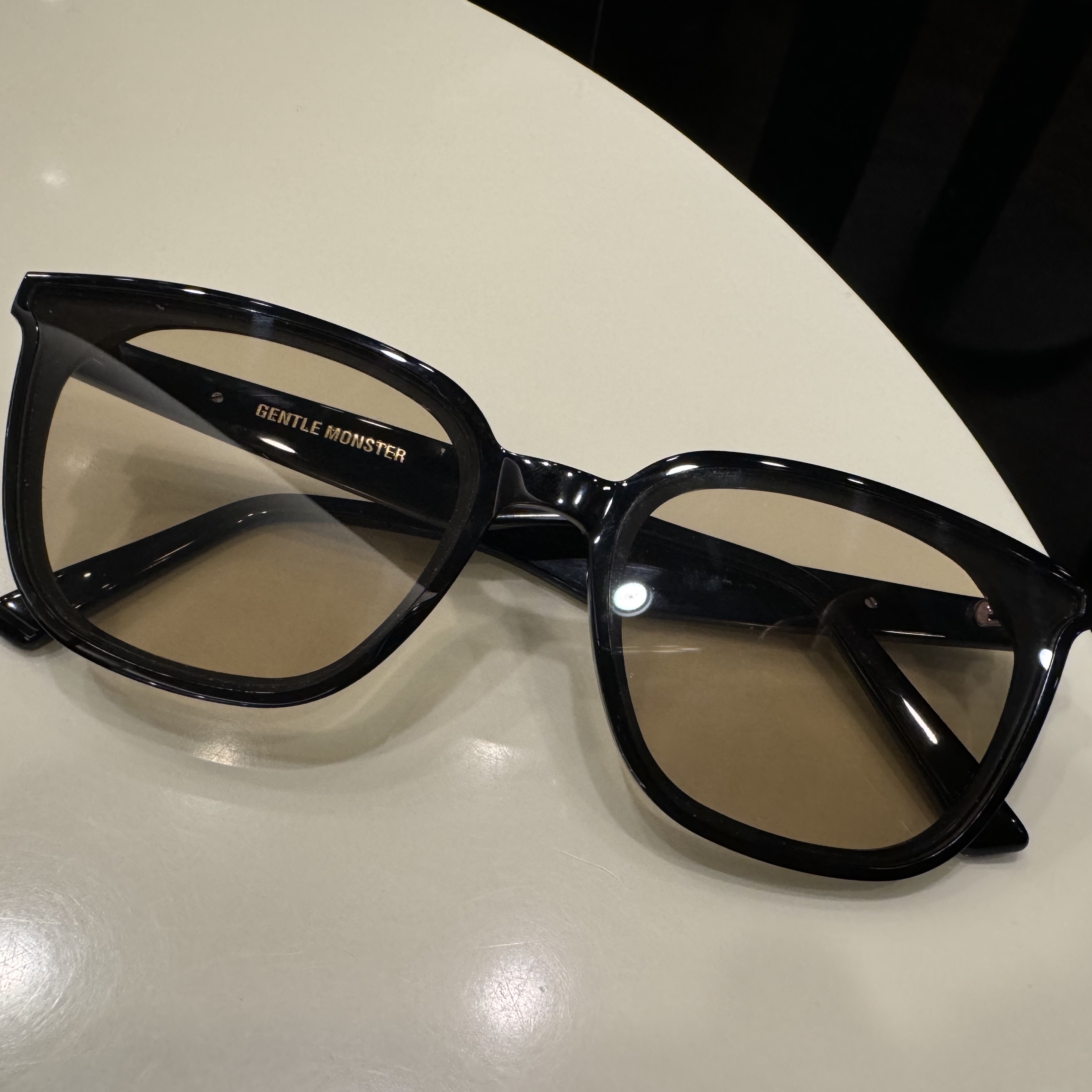 Gentle Monster Lilit 01 BR Black Brown 착용 스타일