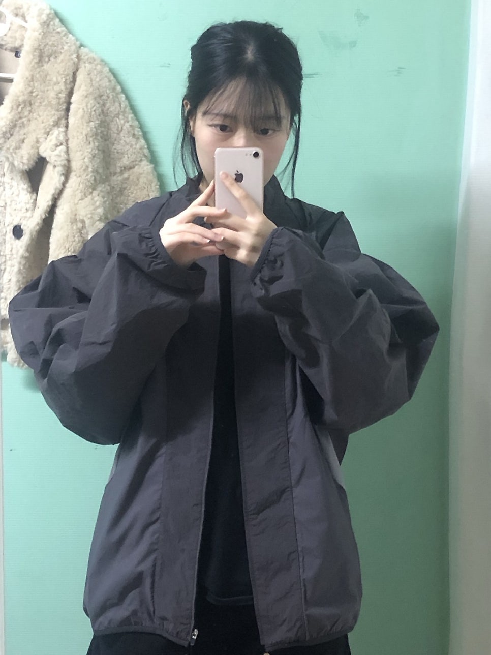 (W) Mischief x Helinox Lightweight Windbreaker Purple Grey 착용 스타일 - 3