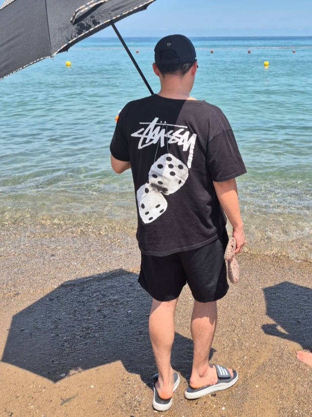 Stussy Fuzzy Dice T-Shirt Black, Nike x Drake Nocta Club Cap Black 착용 스타일 - 1