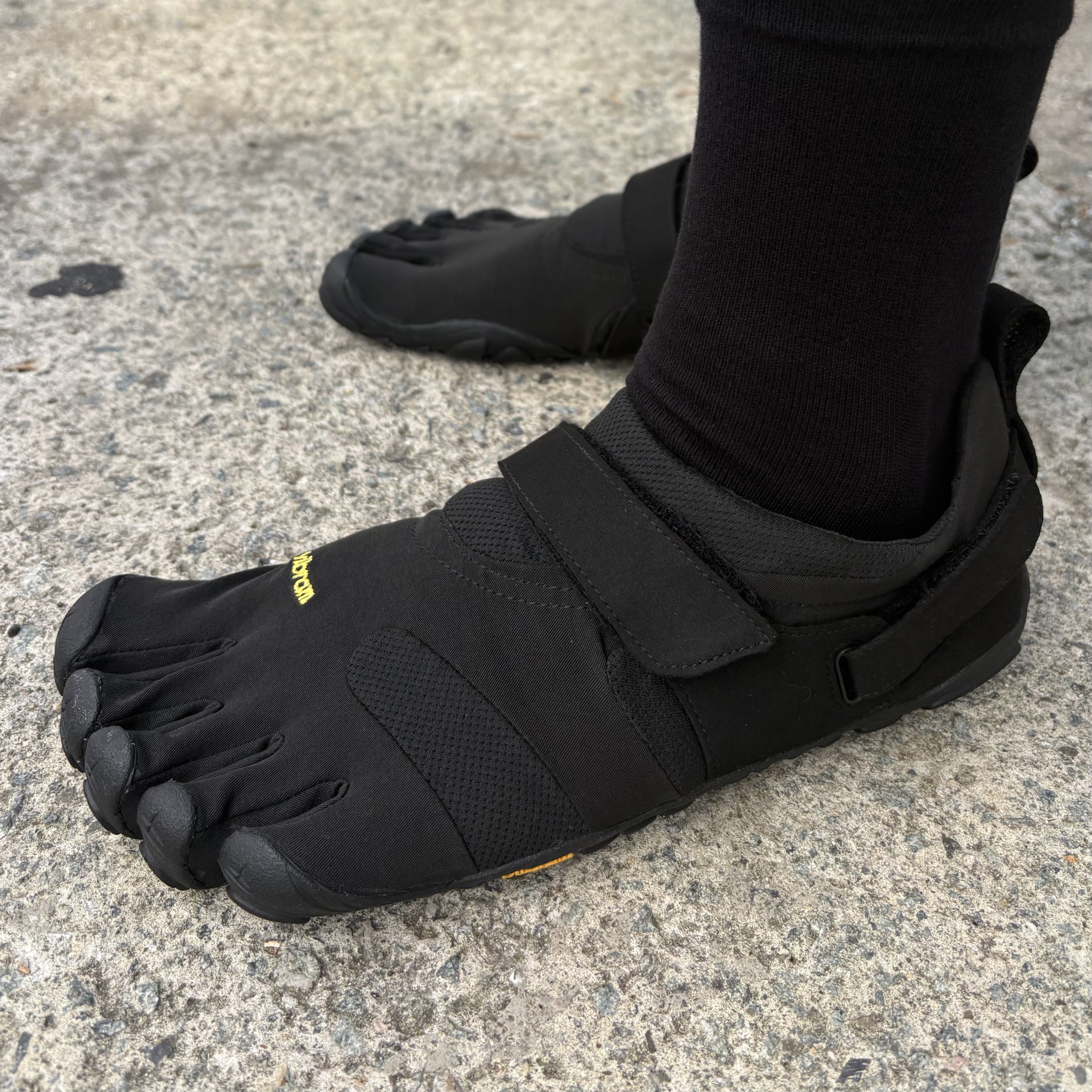 Vibram Fivefingers KMD Sport 2.0 Black 착용 스타일 - 1