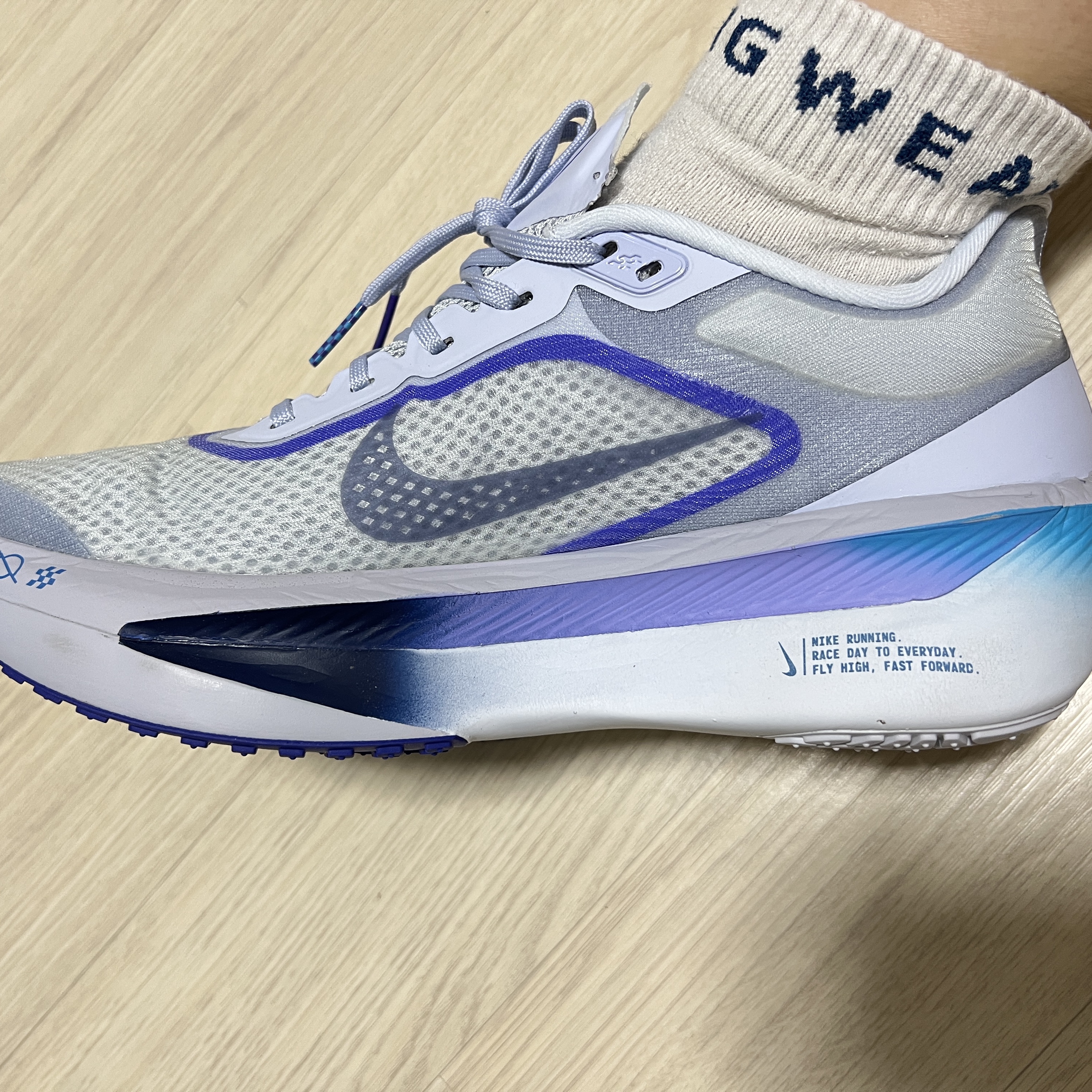 Nike Zoom Fly 6 Ghost Football Grey 착용 스타일 - 3