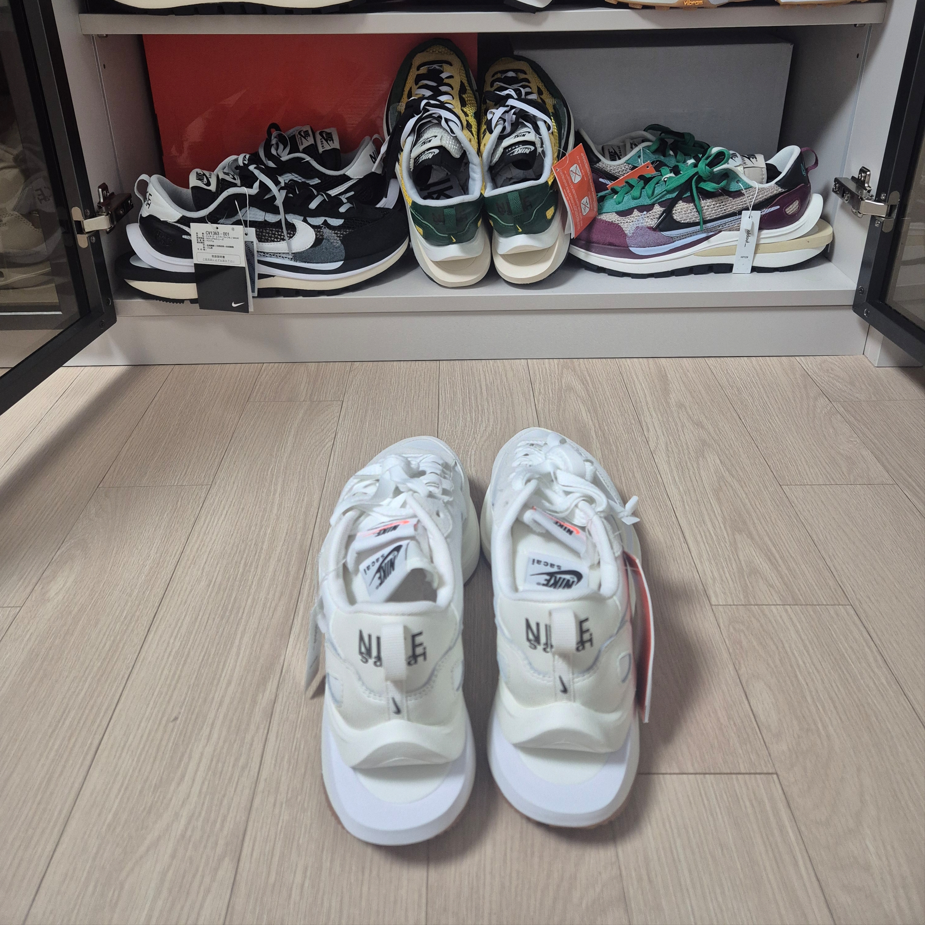 Nike x Sacai VaporWaffle White and Gum 착용 스타일 - 5