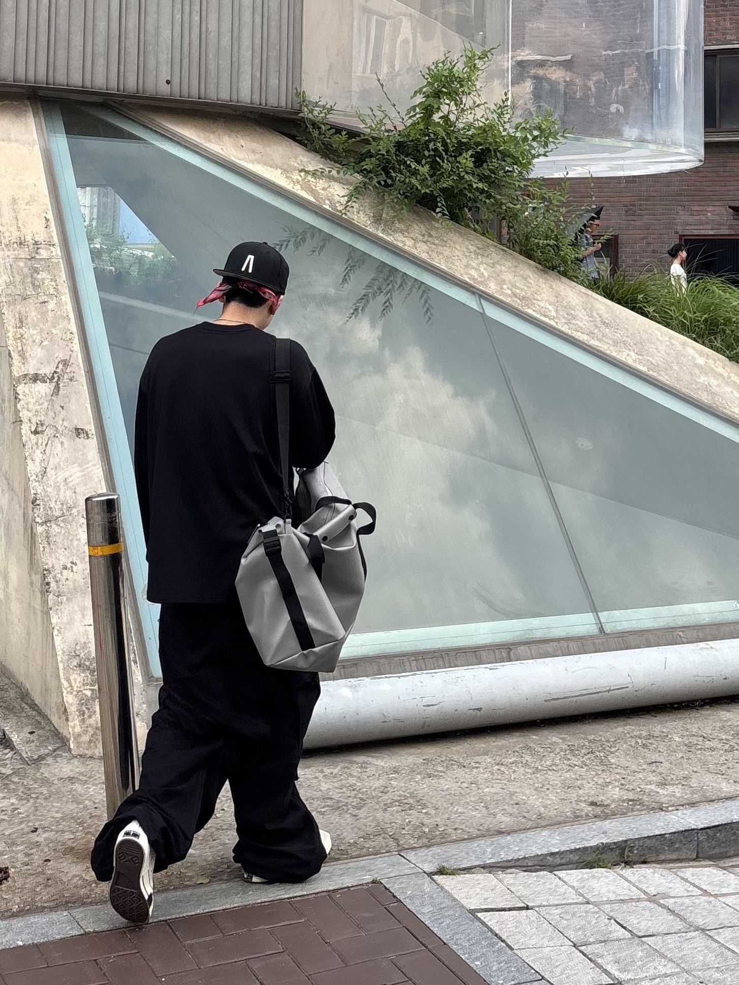 New Era x Fear of God Essentials MLB 59FIFTY Fitted Cap Black, Balenciaga Kick Cargo Trousers Black 착용 스타일 - 4