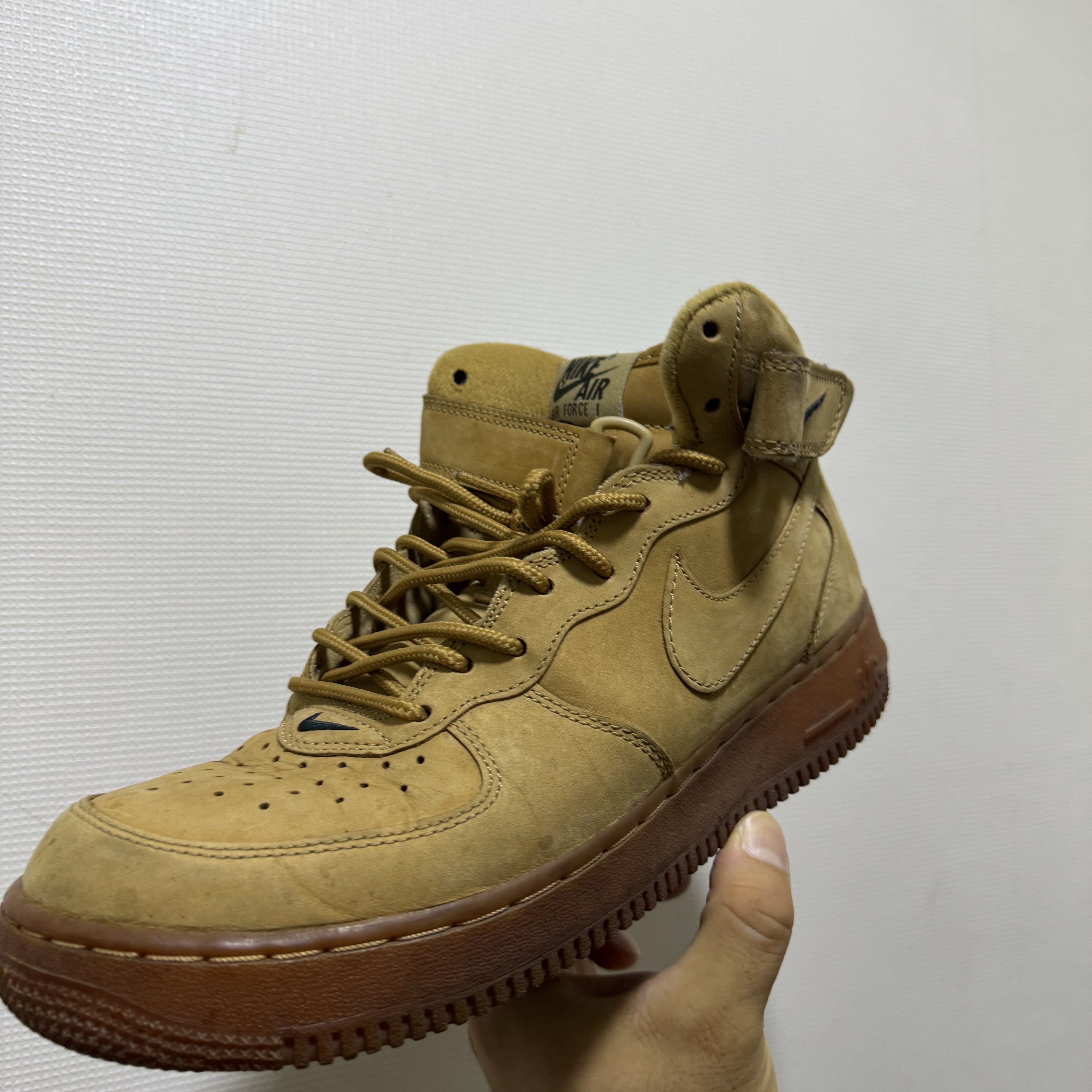 Nike Air Force 1 Mid Flax and Outdoor Green 착용 스타일