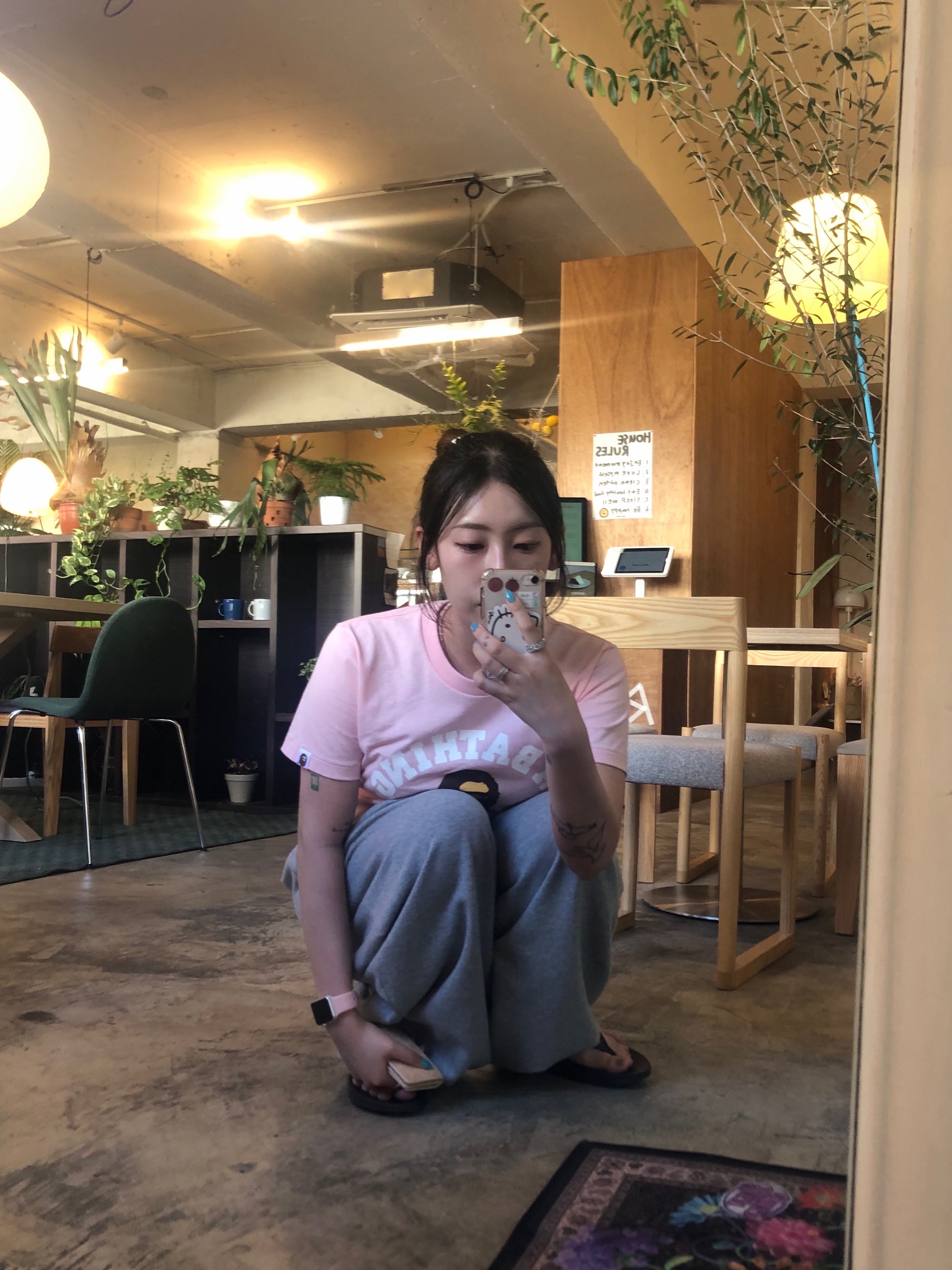 (W) BAPE College T-Shirt Pink, Oofos OOriginal Black 착용 스타일 - 3
