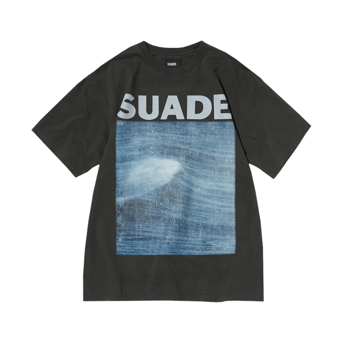 스웨이드 캄 웨이브 티 피그먼트 블랙(Suade Calm Wave Tee Pigment Black)