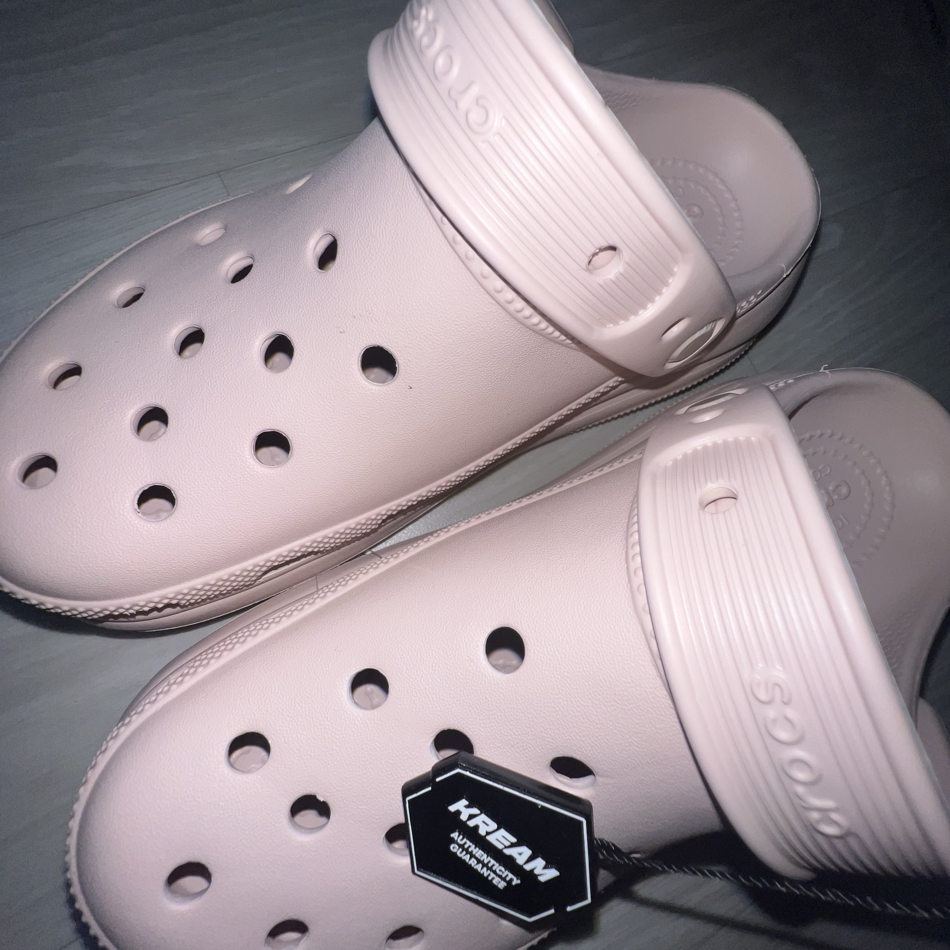 Crocs Classic Crush Clog Quartz 착용 스타일 - 1