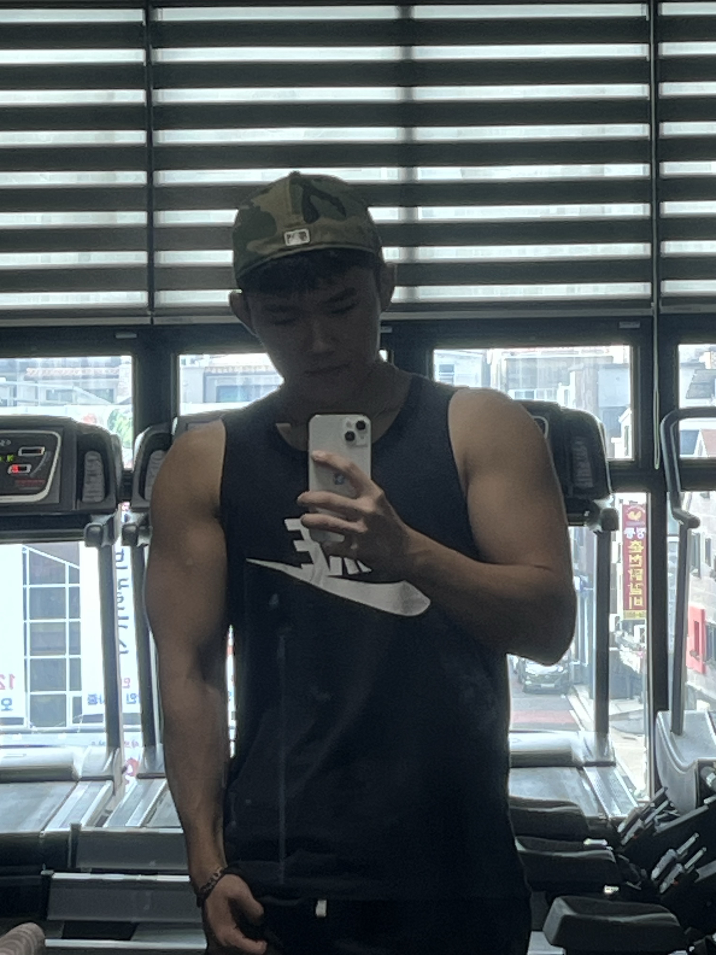 Nike NSW Tank Black - Asia, New Era x Naughty By Nature Cap Camo 착용 스타일