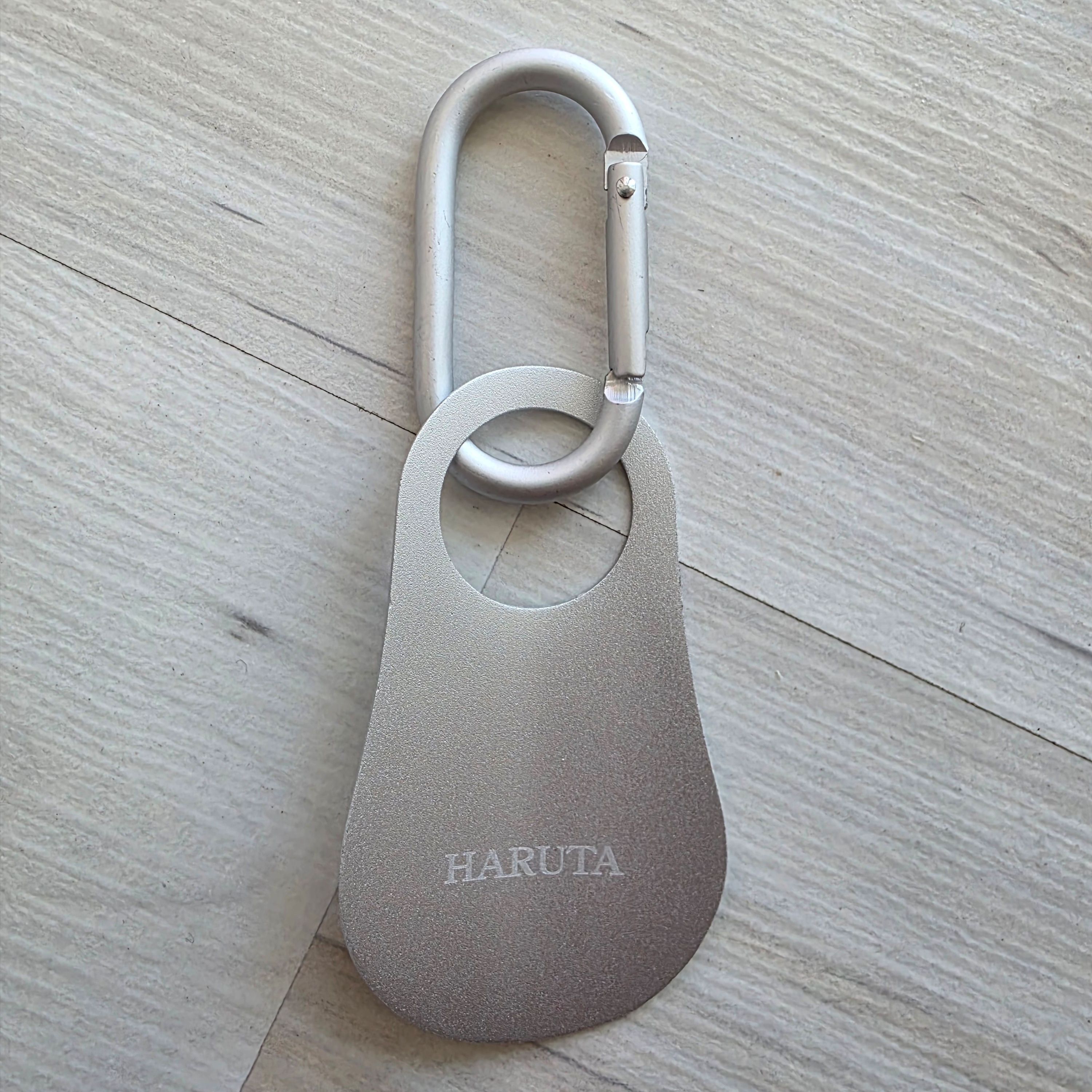 Haruta Shoehorn Keyring Silver 착용 스타일 - 1