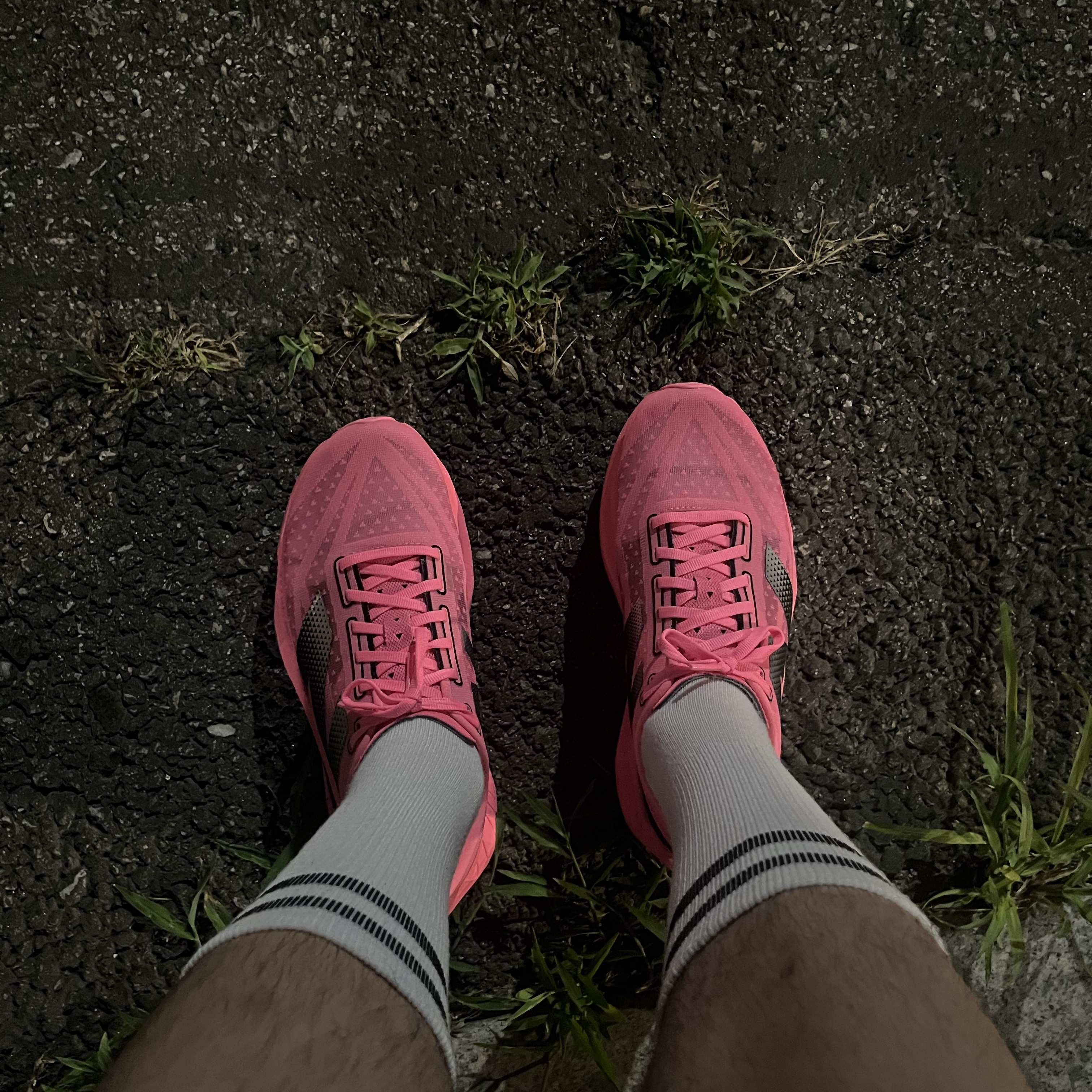 New Balance Fuelcell Rebel v4 Ultra Pink Black - D Standard 착용 스타일 - 1