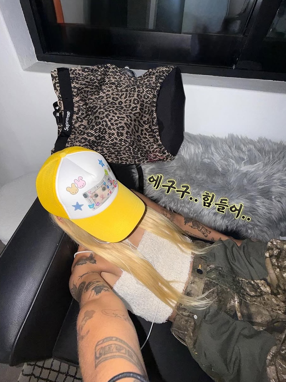 UnsteadyMarket Kitty Trucker Cap Yellow 착용 스타일 - 1