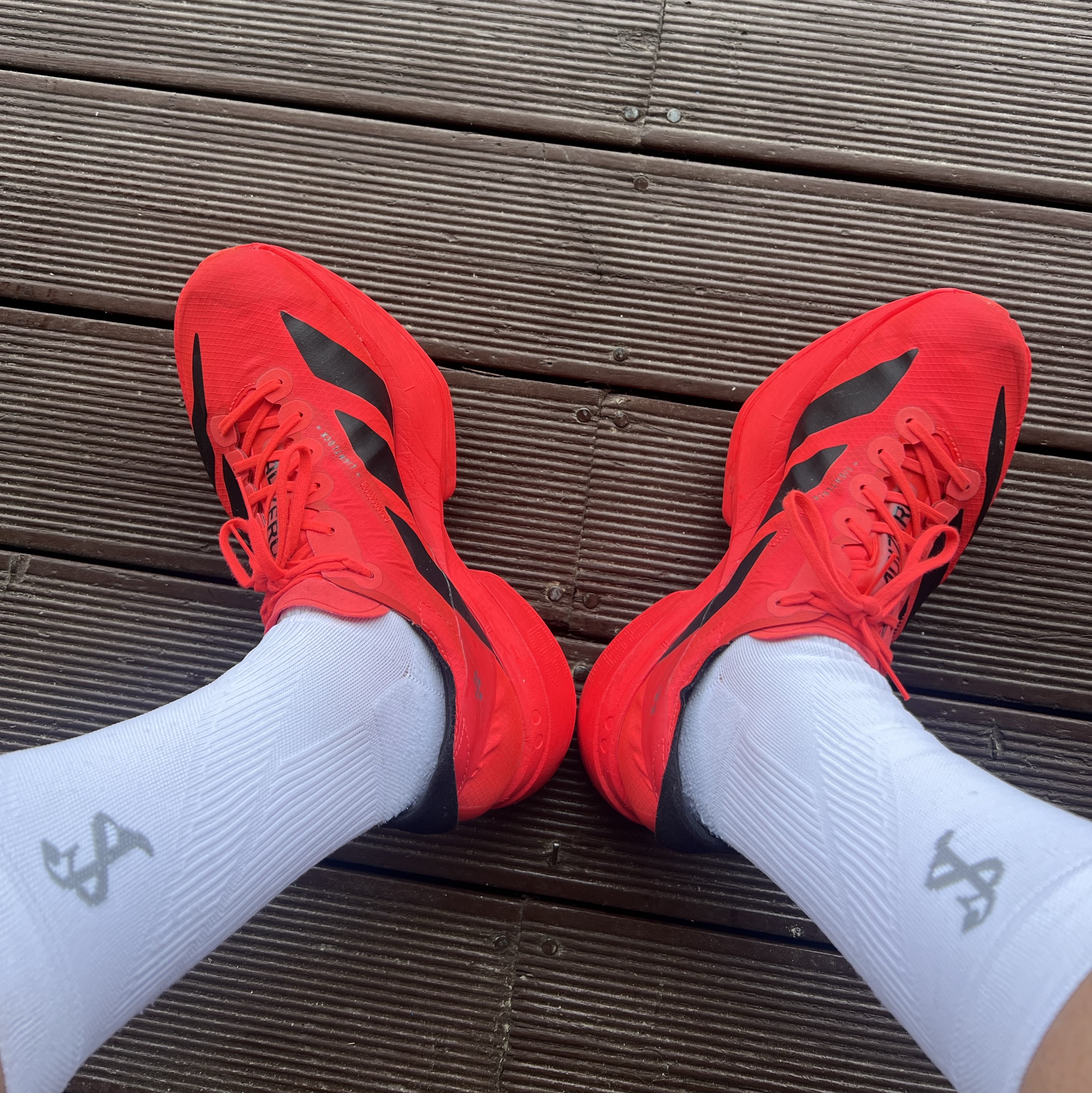 Adidas Adizero Adios Pro 4 Lucid Red Core Black 착용 스타일 - 2