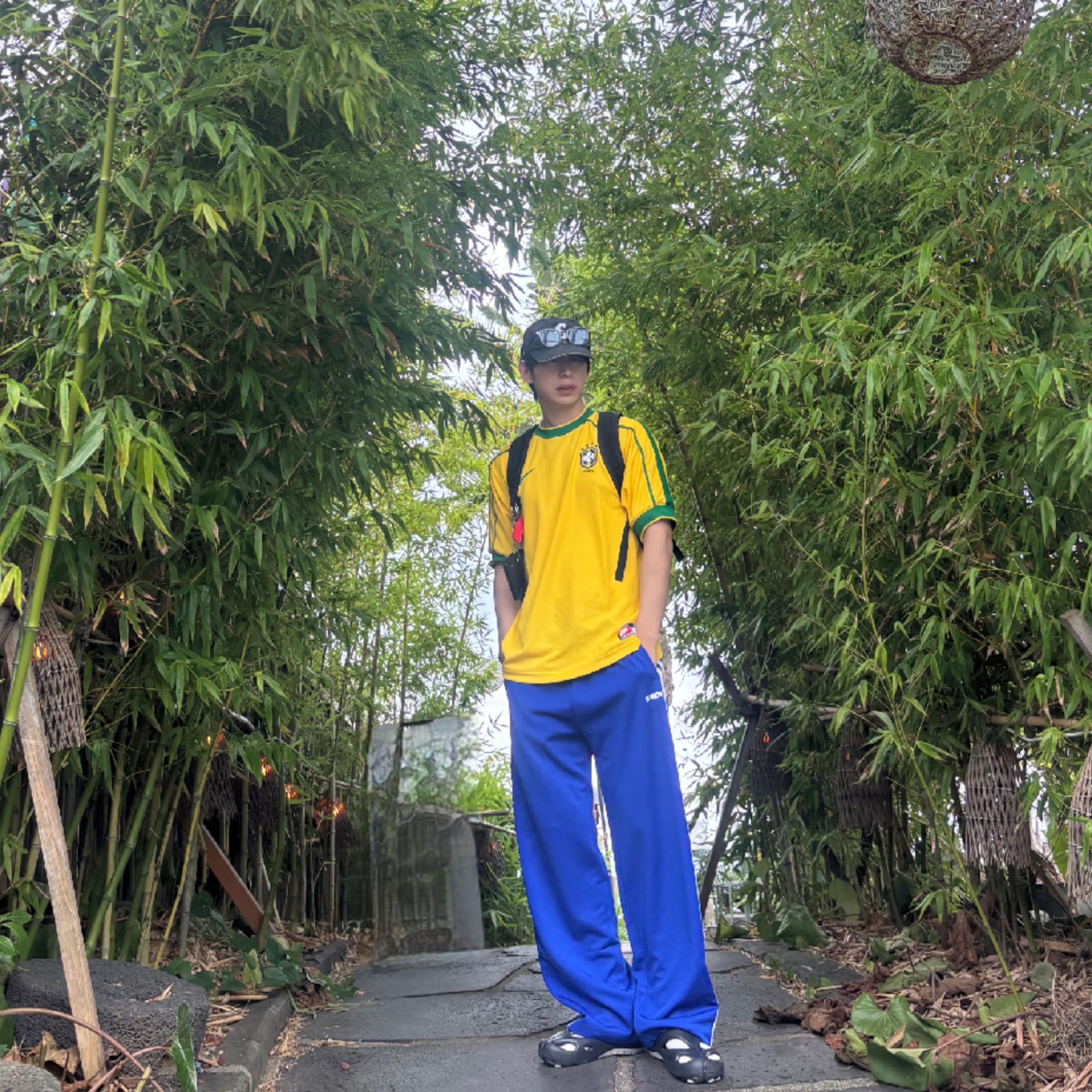 Nike Brazil 1998 Reissue Soccer Replica Jersey Varsity Maize (Non Marking Ver.), Keen Shanti Men Clog Black/Dawn Blue 착용 스타일 - 2