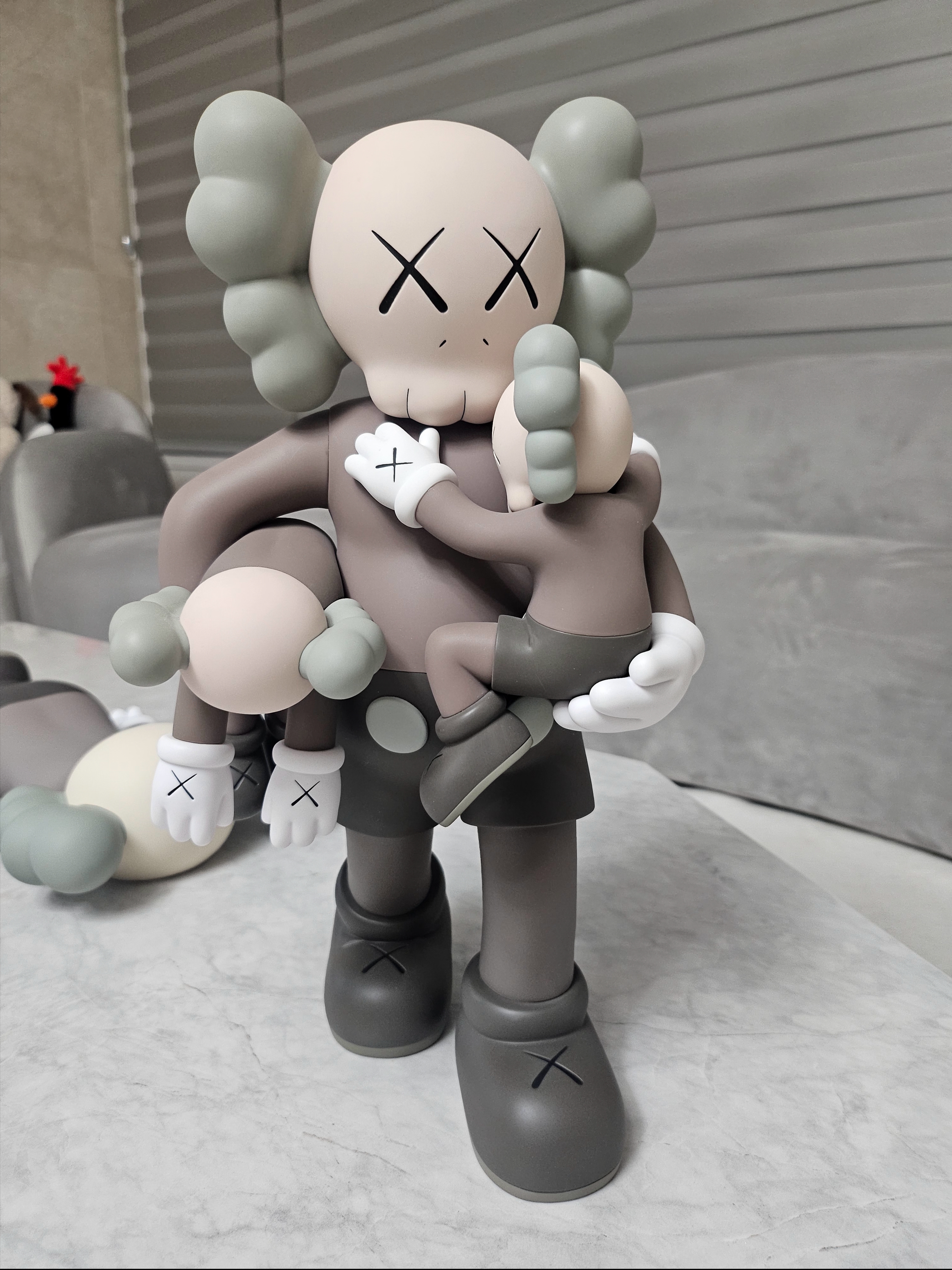 Kaws Clean Slate Vinyl Figure Brown, Kaws Holiday Changbai Mountain Vinyl Figure Brown 착용 스타일 - 2