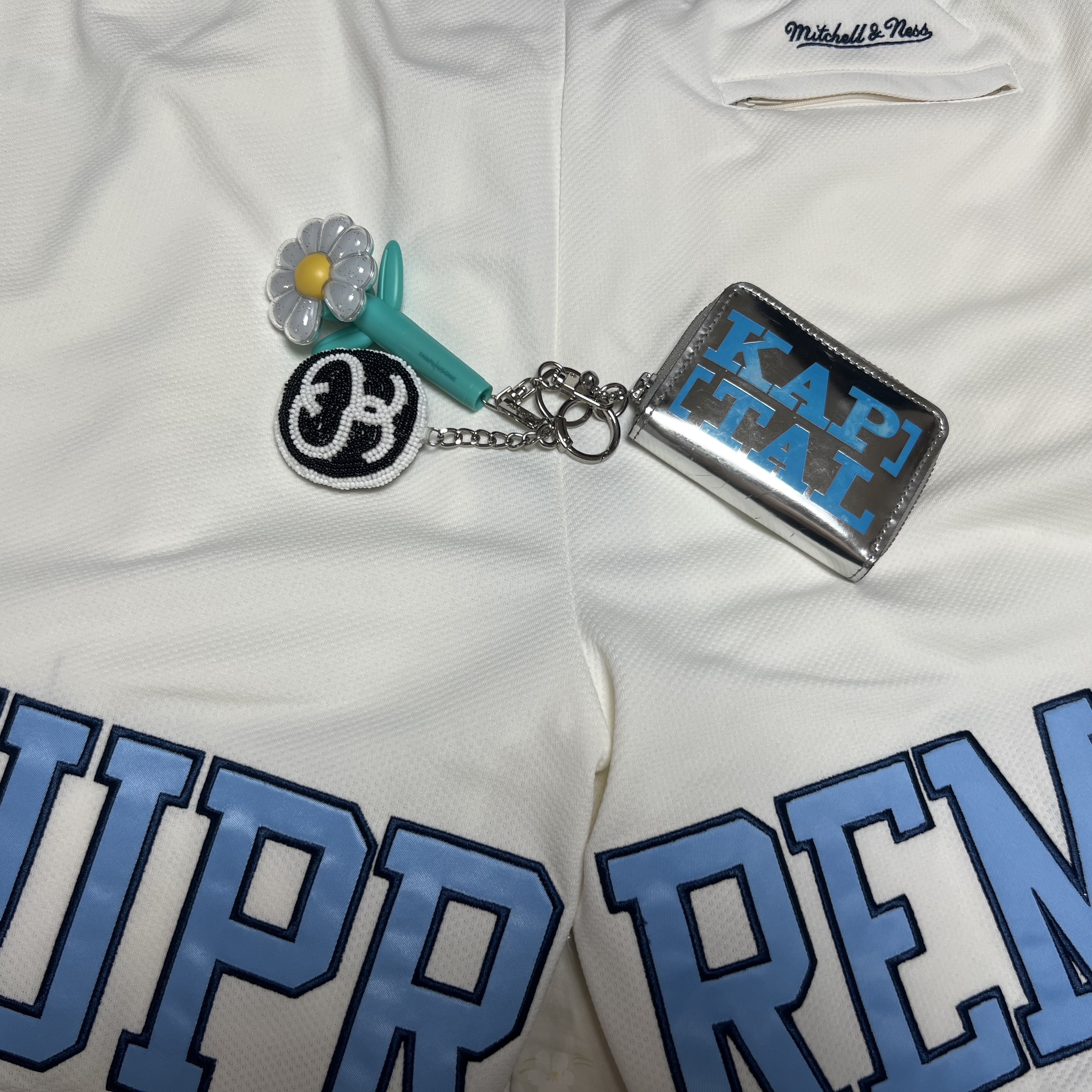 Supreme Mitchell & Ness NCAA Basketball Shorts White - 24FW 착용 스타일 - 1
