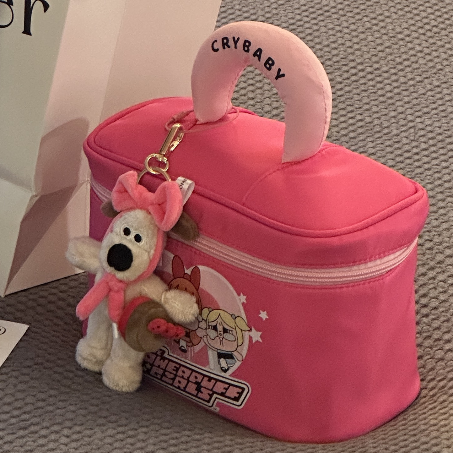 Pop Mart Crybaby x Powerpuff Girls Series Makeup Pouch 착용 스타일