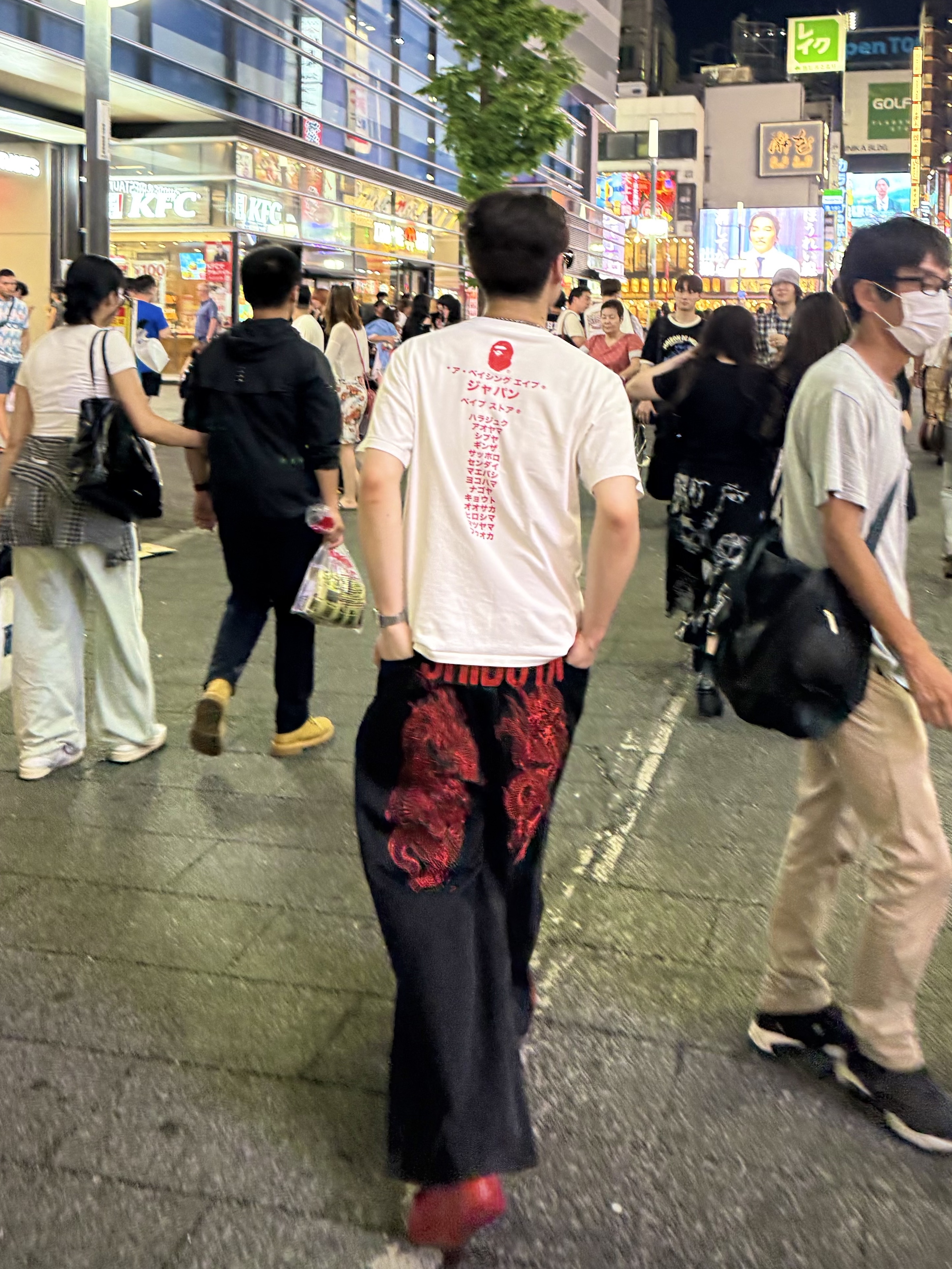 Nike Air Force 1 '07 LV8 Low 1 Triple Red, BAPE Japan Katakana College City T-Shirt White 착용 스타일 - 3