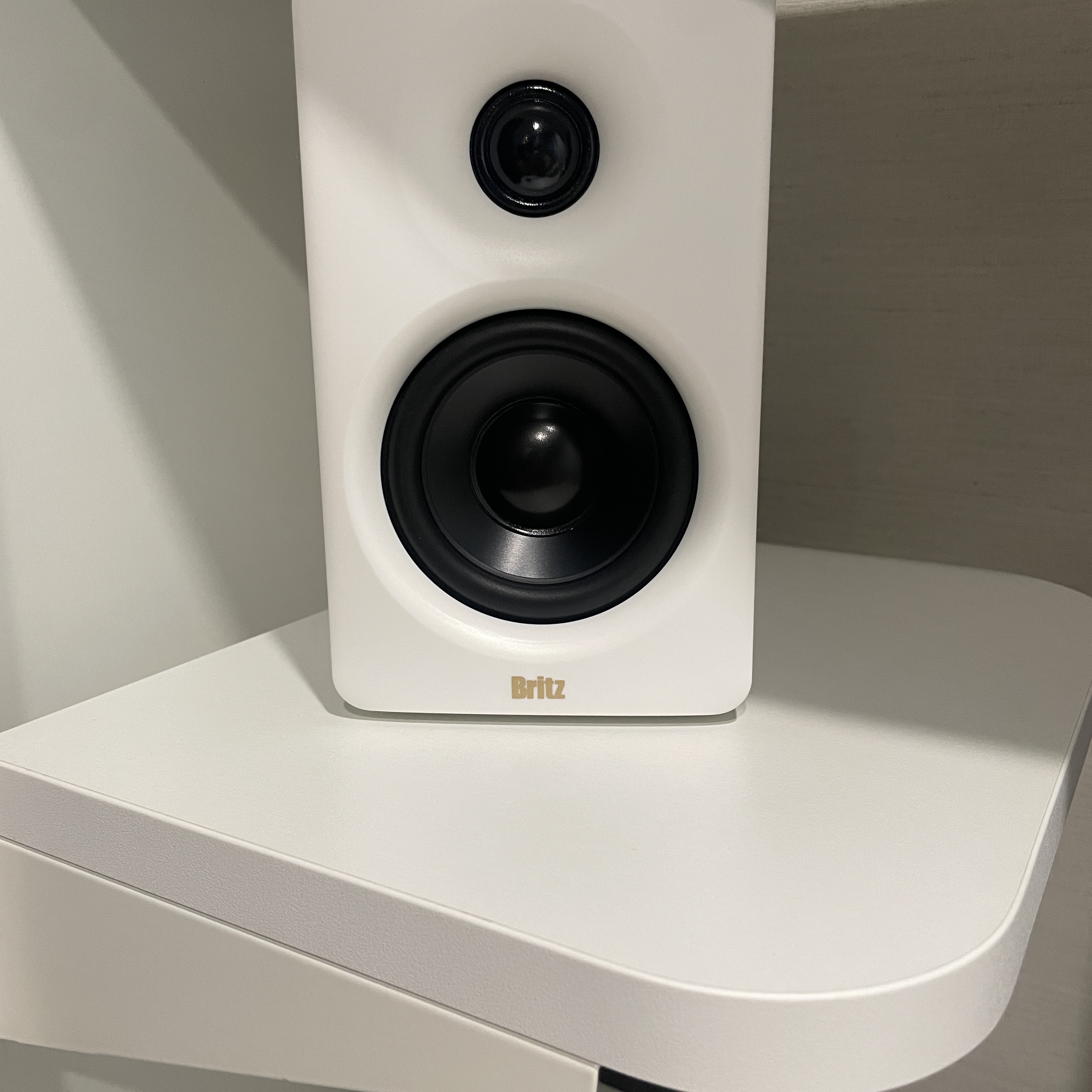 Britz BR-Monitor6 Bluetooth Studio Monitor Speaker White 착용 스타일