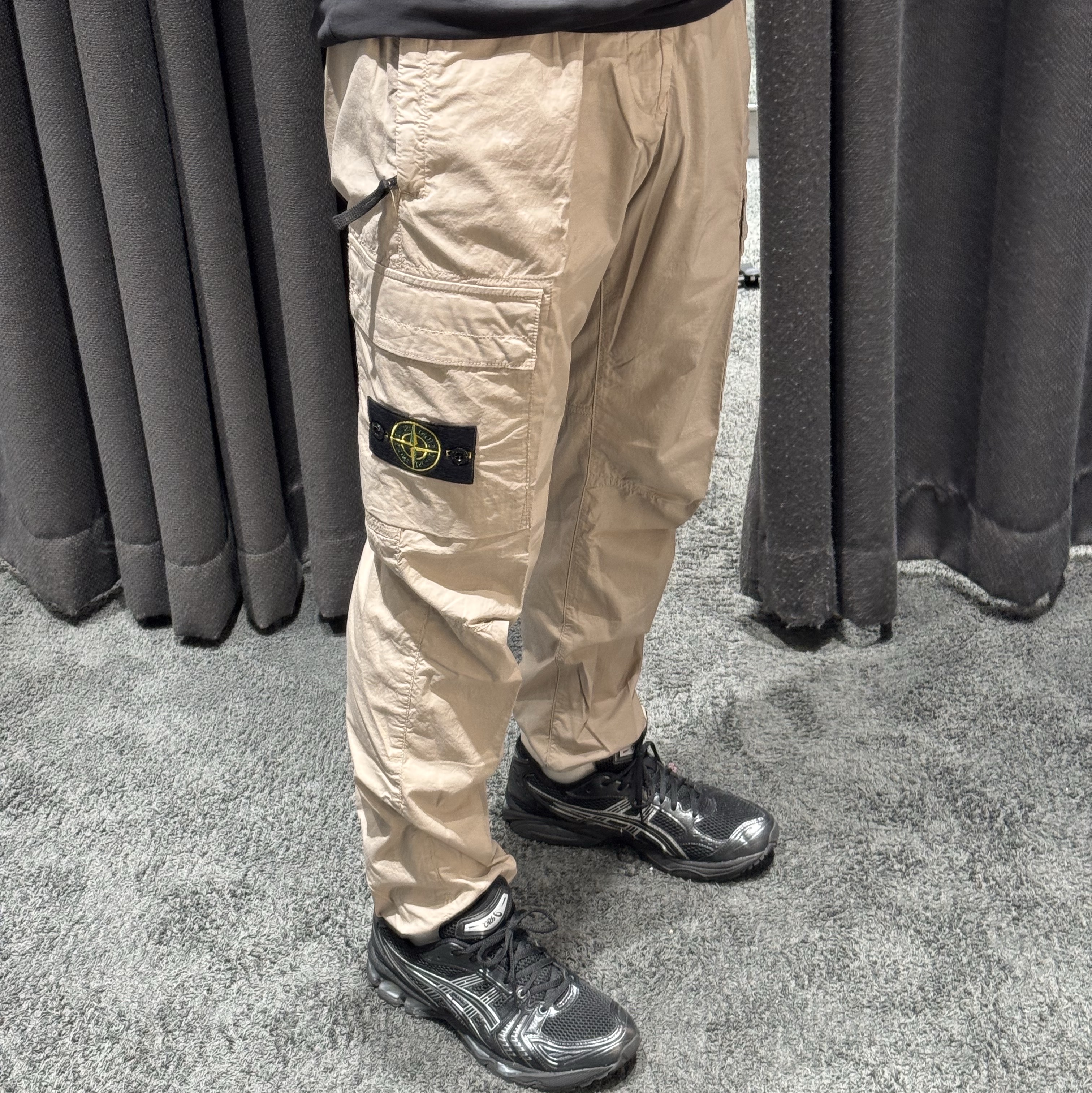 Stone Island 31303 Cargo Pants Dove Grey - 23SS 착용 스타일 - 2