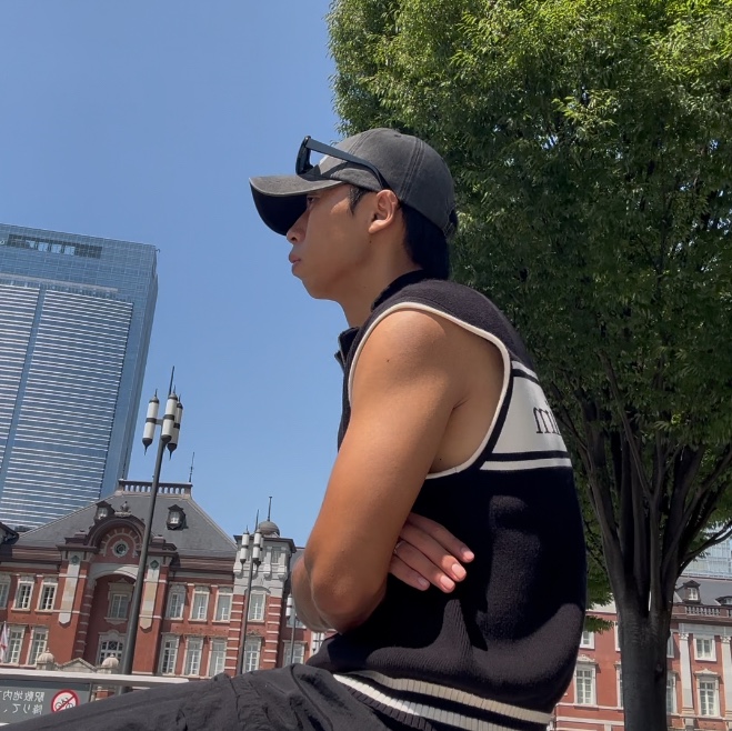 (W) Matin Kim Spell Point Stripe Knit Vest Black 착용 스타일 - 2