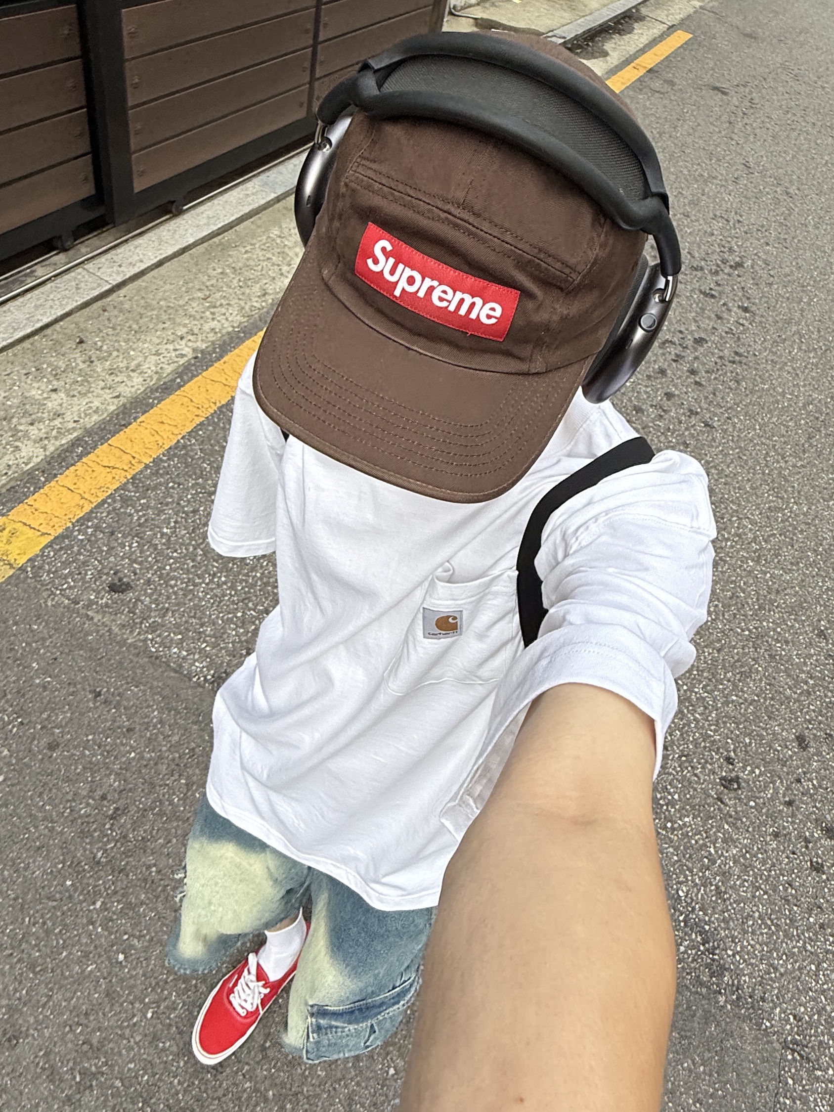 Vans Authentic Red, Carhartt Loose Fit Heavyweight Regular Short Sleeve Pocket T-Shirt White 착용 스타일 - 1