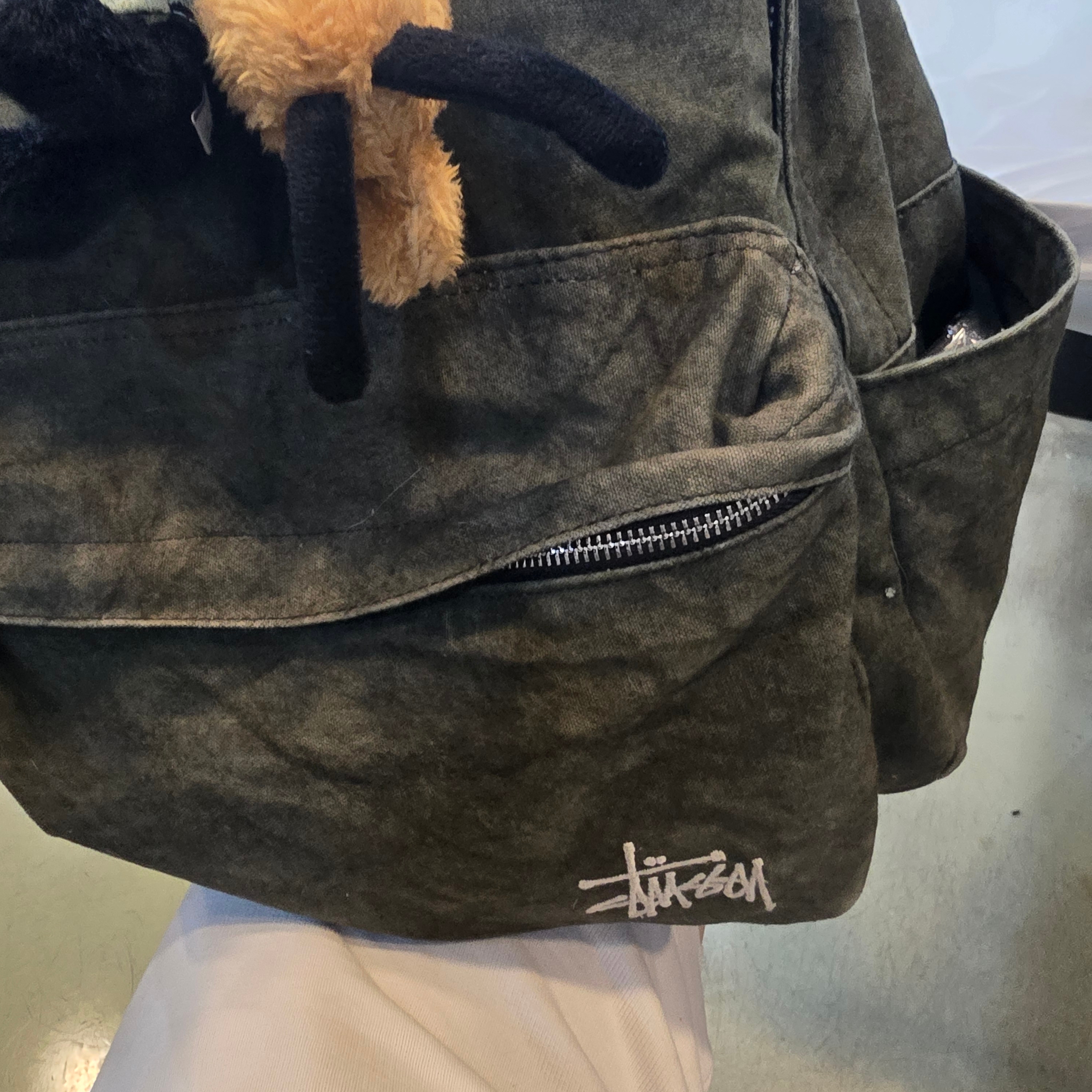 Stussy Canvas Backpack Washed Black 착용 스타일 - 1