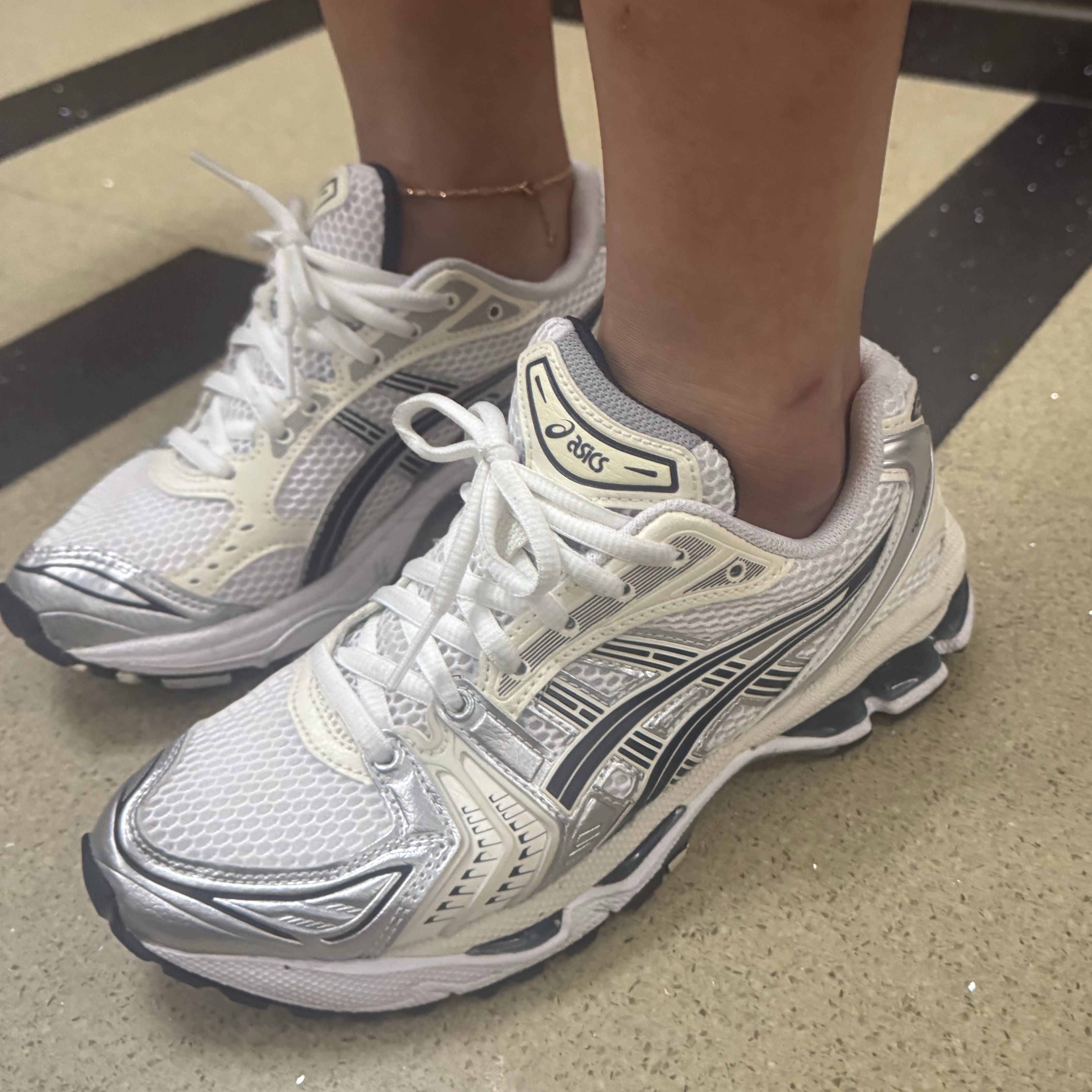 (W) Asics Gel-Kayano 14 White Midnight, Menasoo Double Color Cover Cotton Sleeve Gray 착용 스타일 - 1