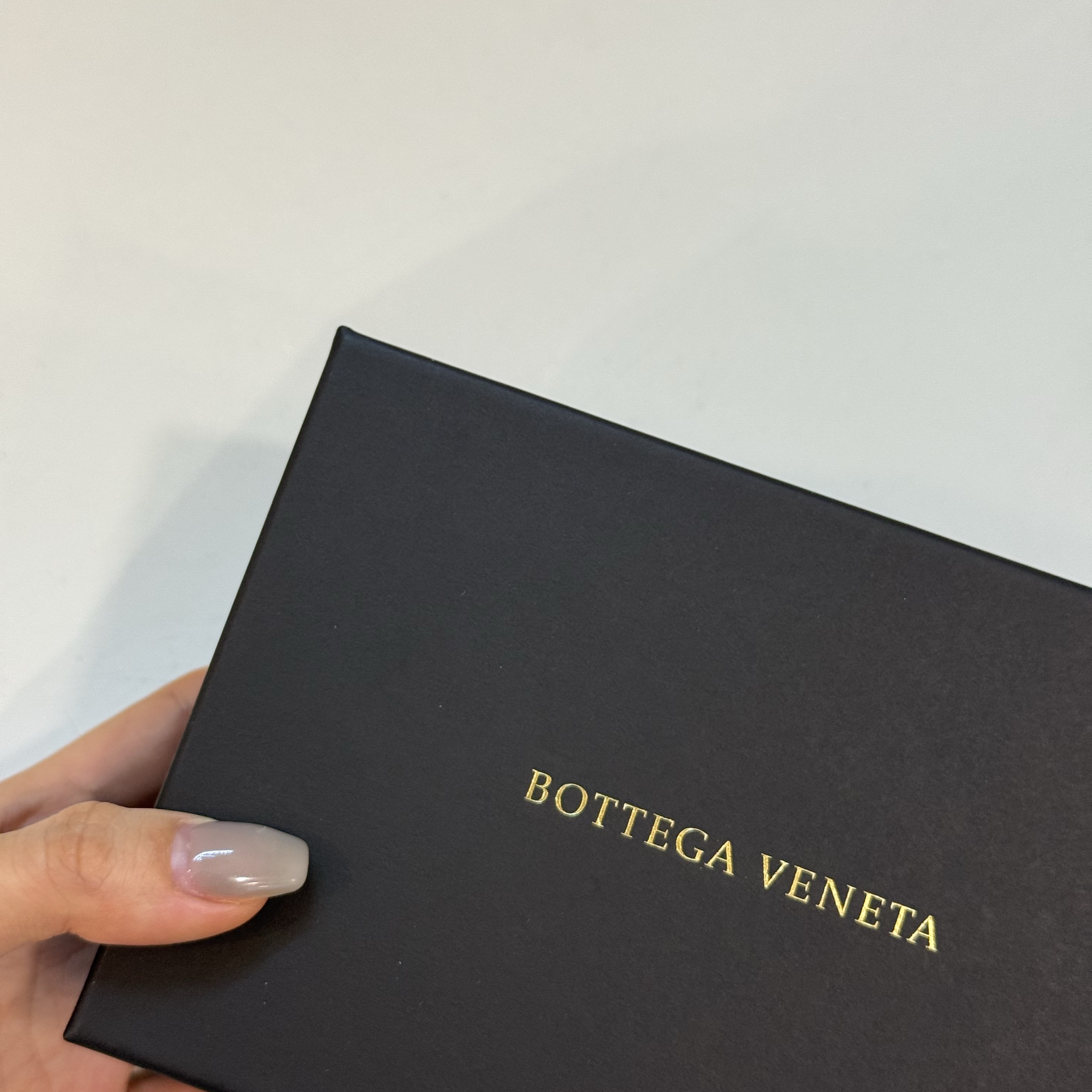 Bottega Veneta Credit Card Case Black 착용 스타일 - 2