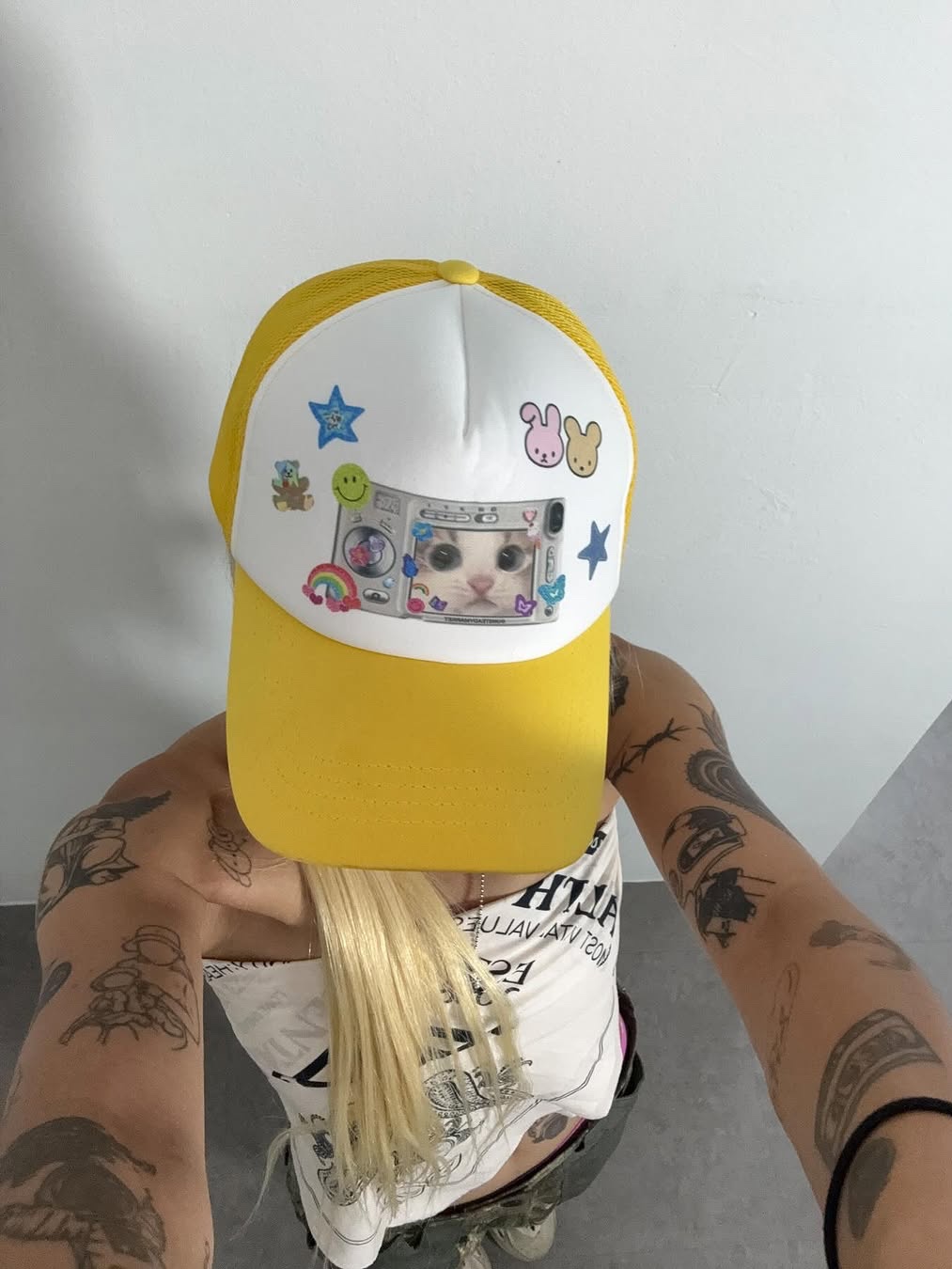 UnsteadyMarket Kitty Trucker Cap Yellow 착용 스타일 - 3