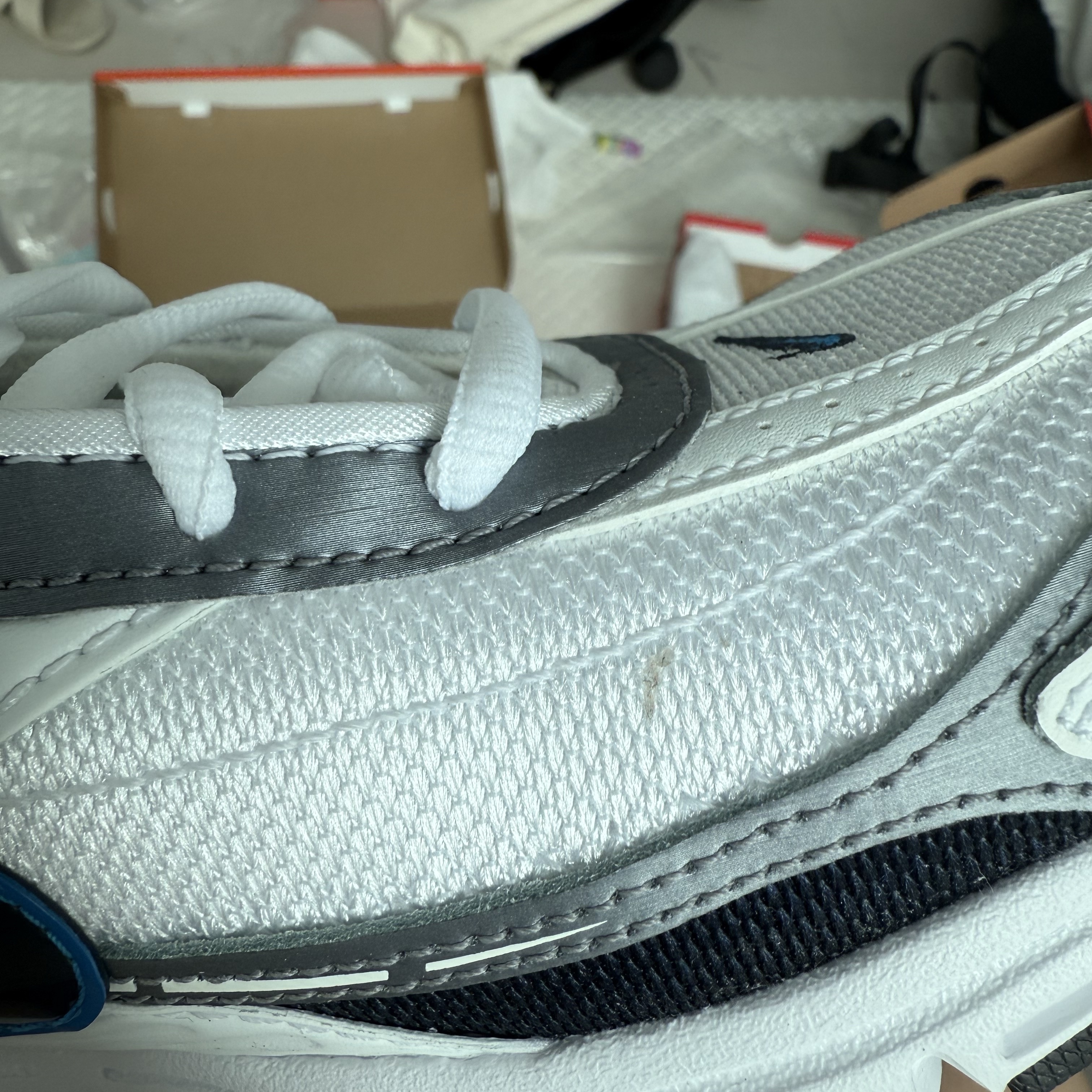 Nike Initiator White Obsidian Metallic Cool Grey 착용 스타일