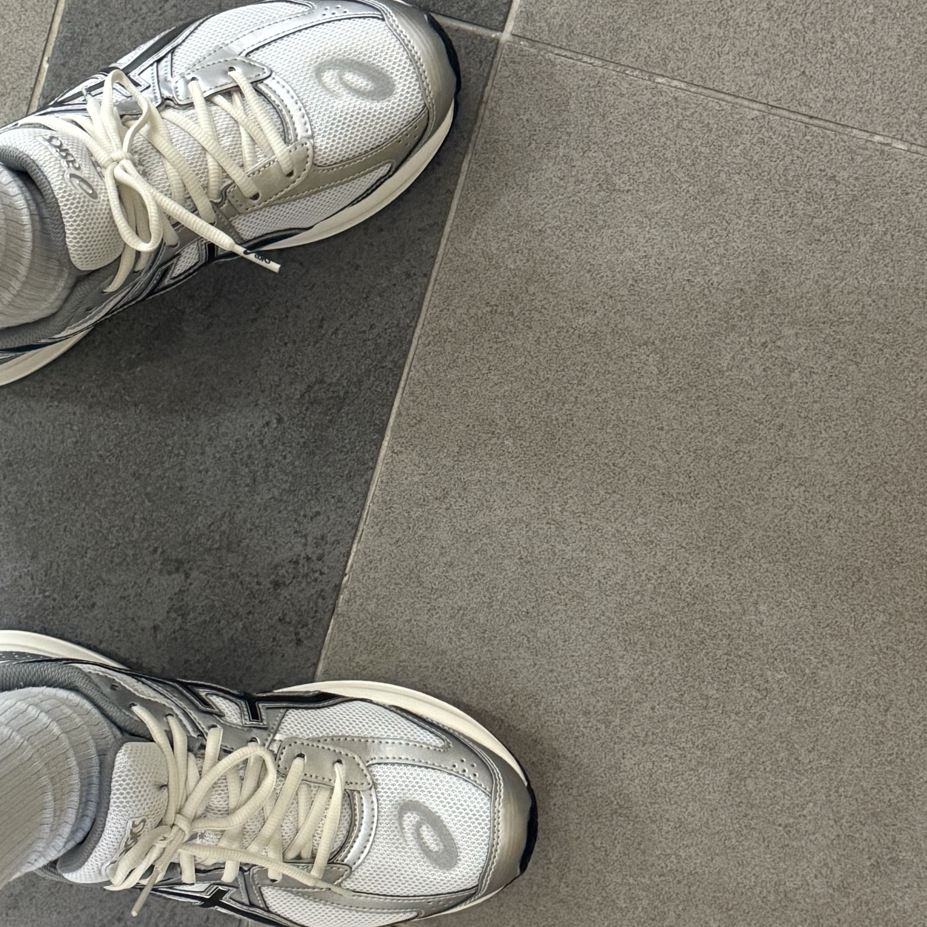Asics Jog 100 S White Black - 2E Wide 착용 스타일 - 2