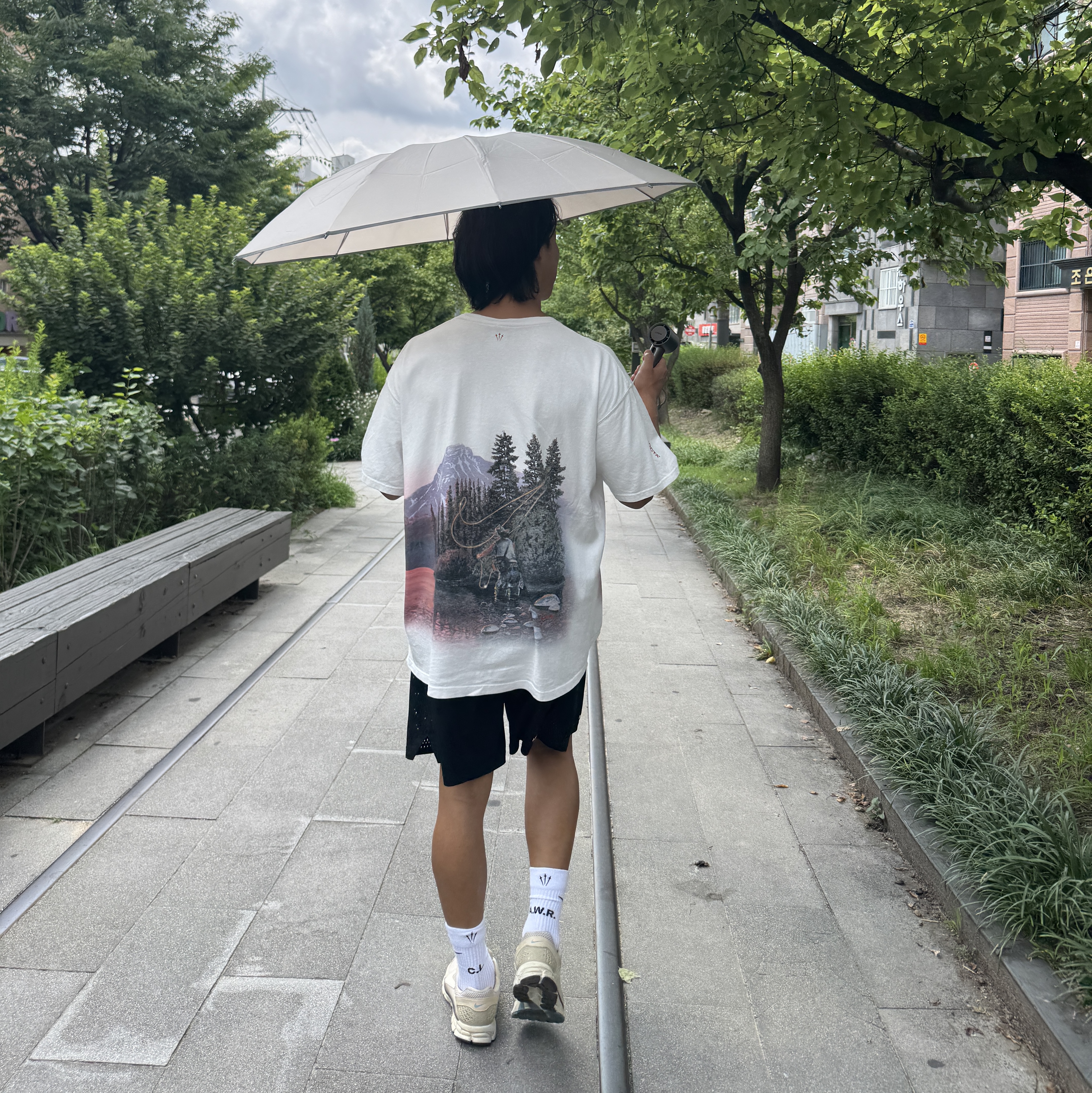 Lumena FAN JET ULTRA Portable Wireless Cooling Fan Titanium Gray, Nike x Drake Nocta Opal Reels Tee White (FV7865-100) 착용 스타일