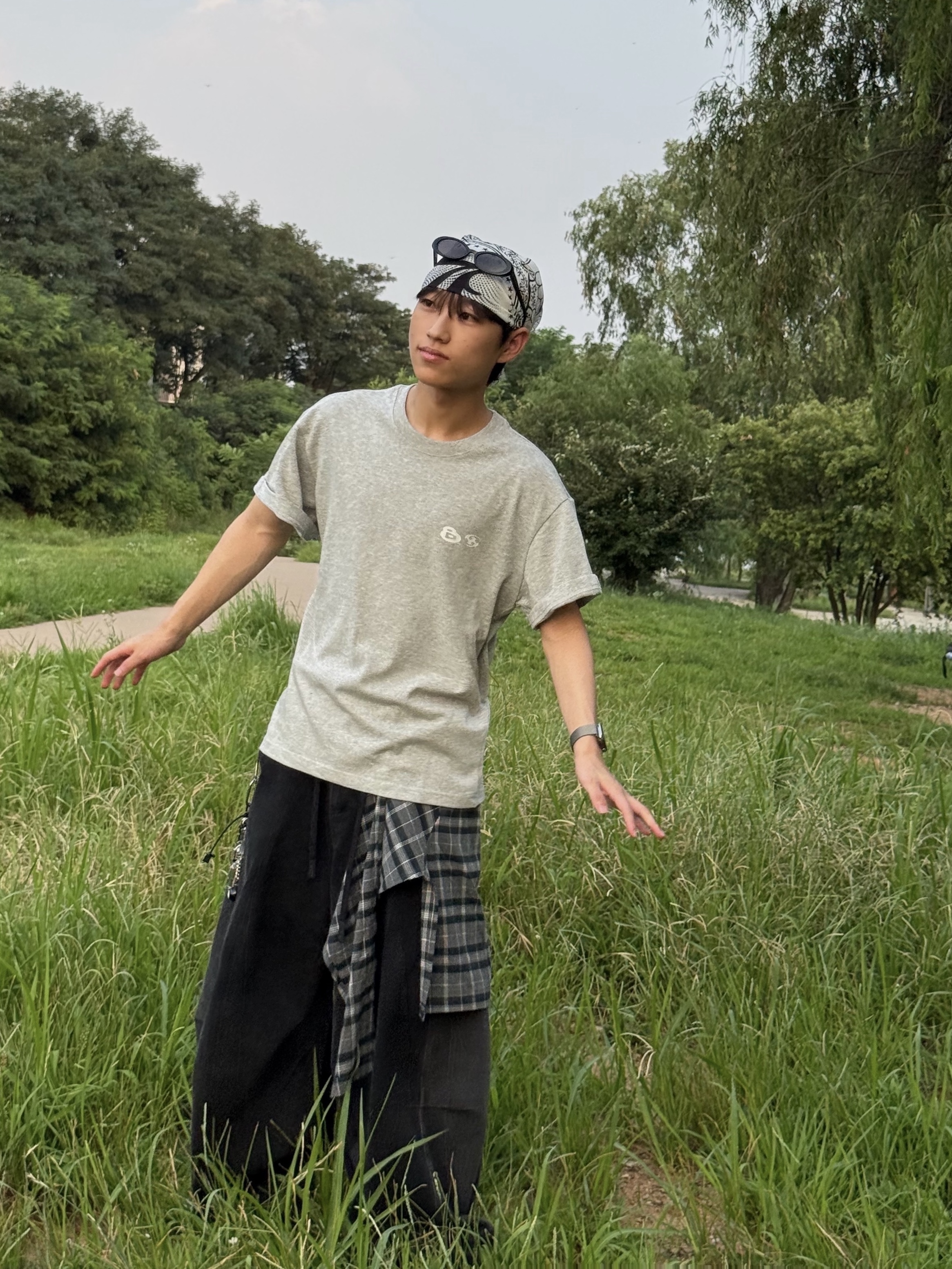 Sansan Gear X b.E Logo T-Shirts Melange Grey, Gentle Monster Cuff 01 Black 착용 스타일 - 1