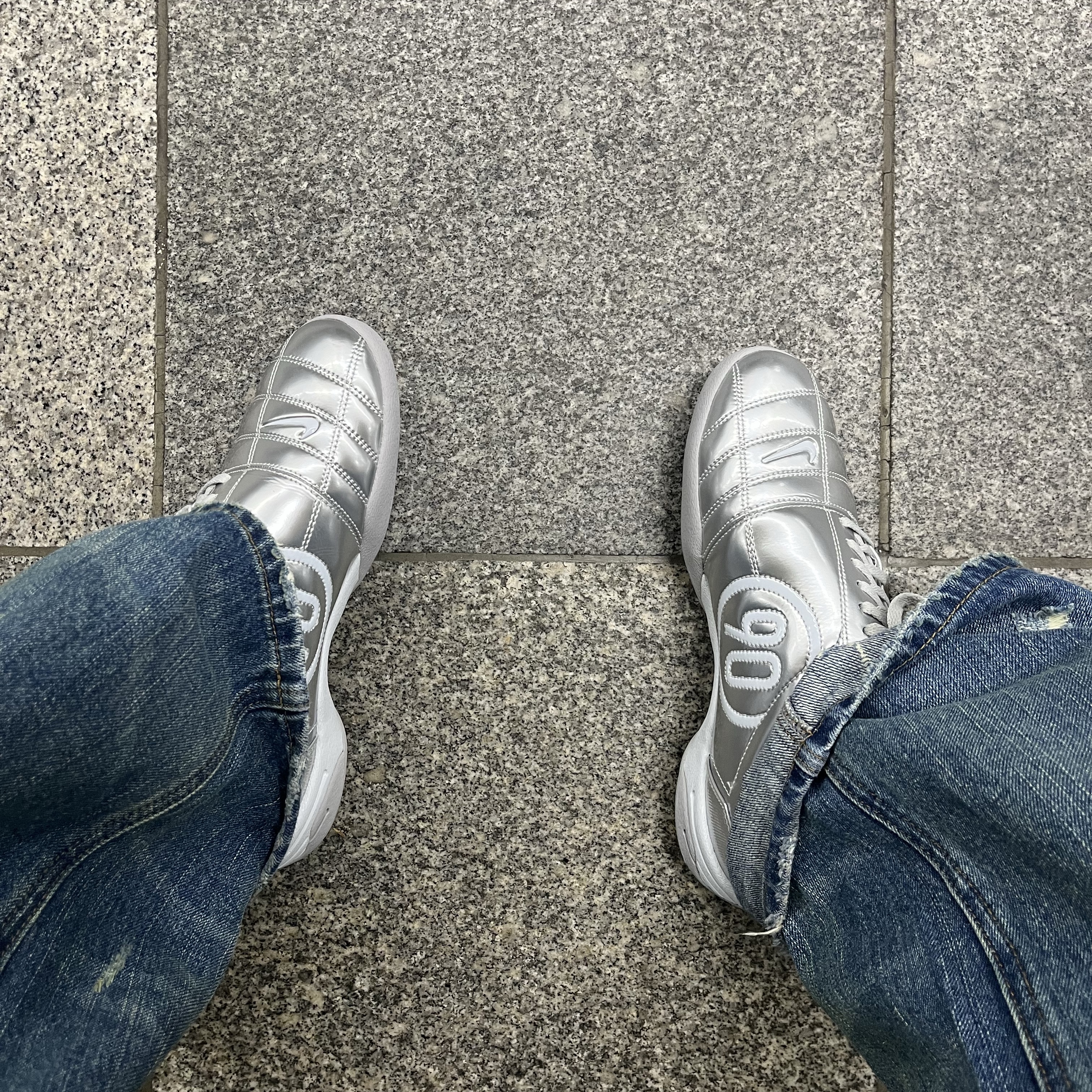 (W) Nike Total 90 III SP Metallic Platinum White 착용 스타일 - 1