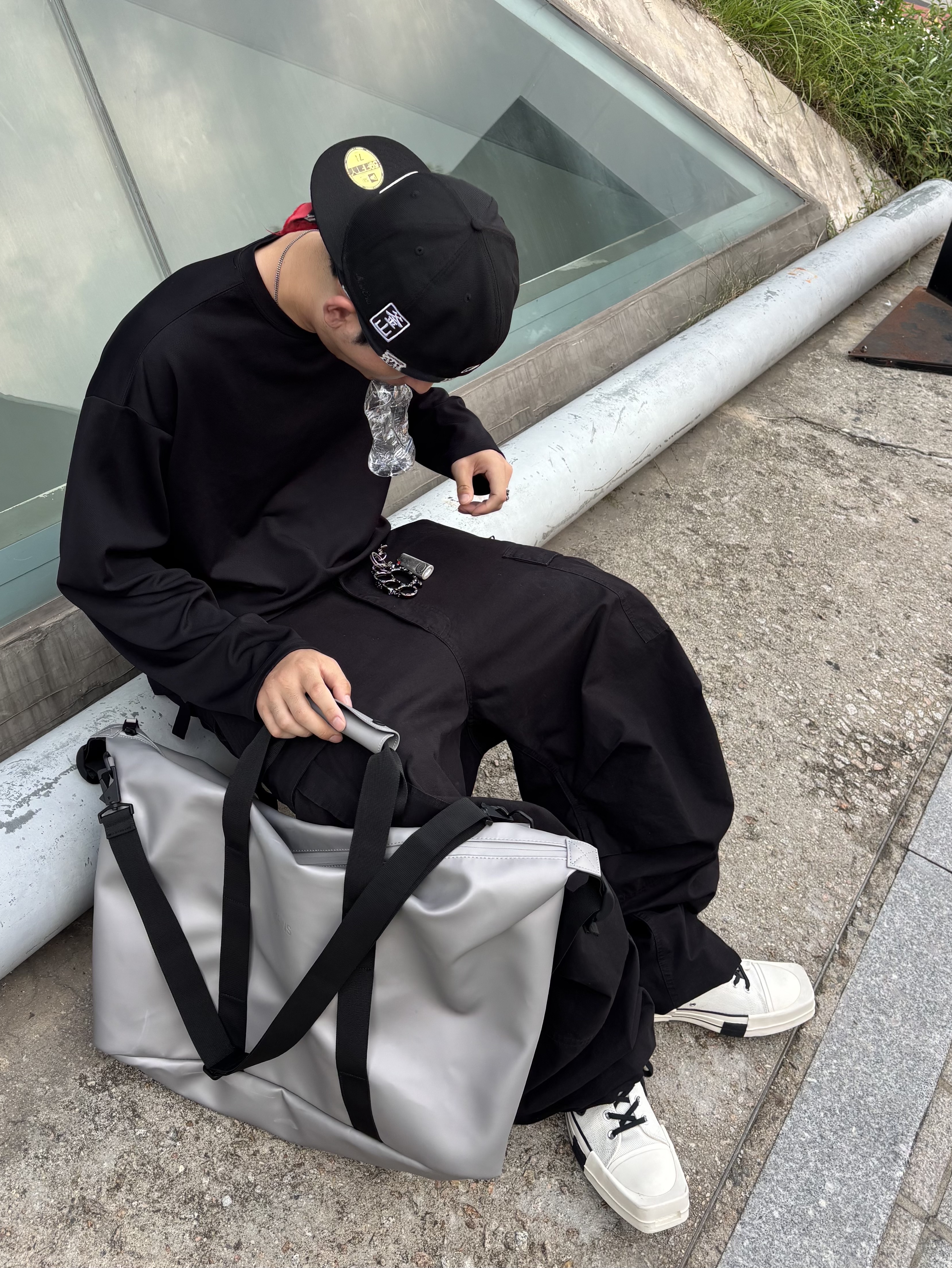New Era x Fear of God Essentials MLB 59FIFTY Fitted Cap Black, Balenciaga Kick Cargo Trousers Black 착용 스타일 - 1