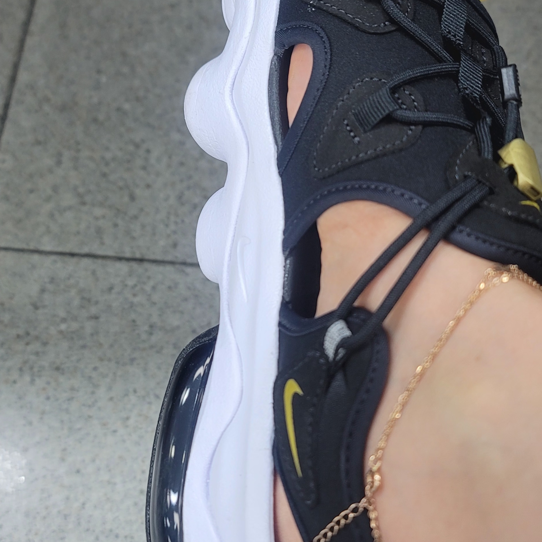 (W) Nike Air Max Koko Sandal Black White 착용 스타일 - 1