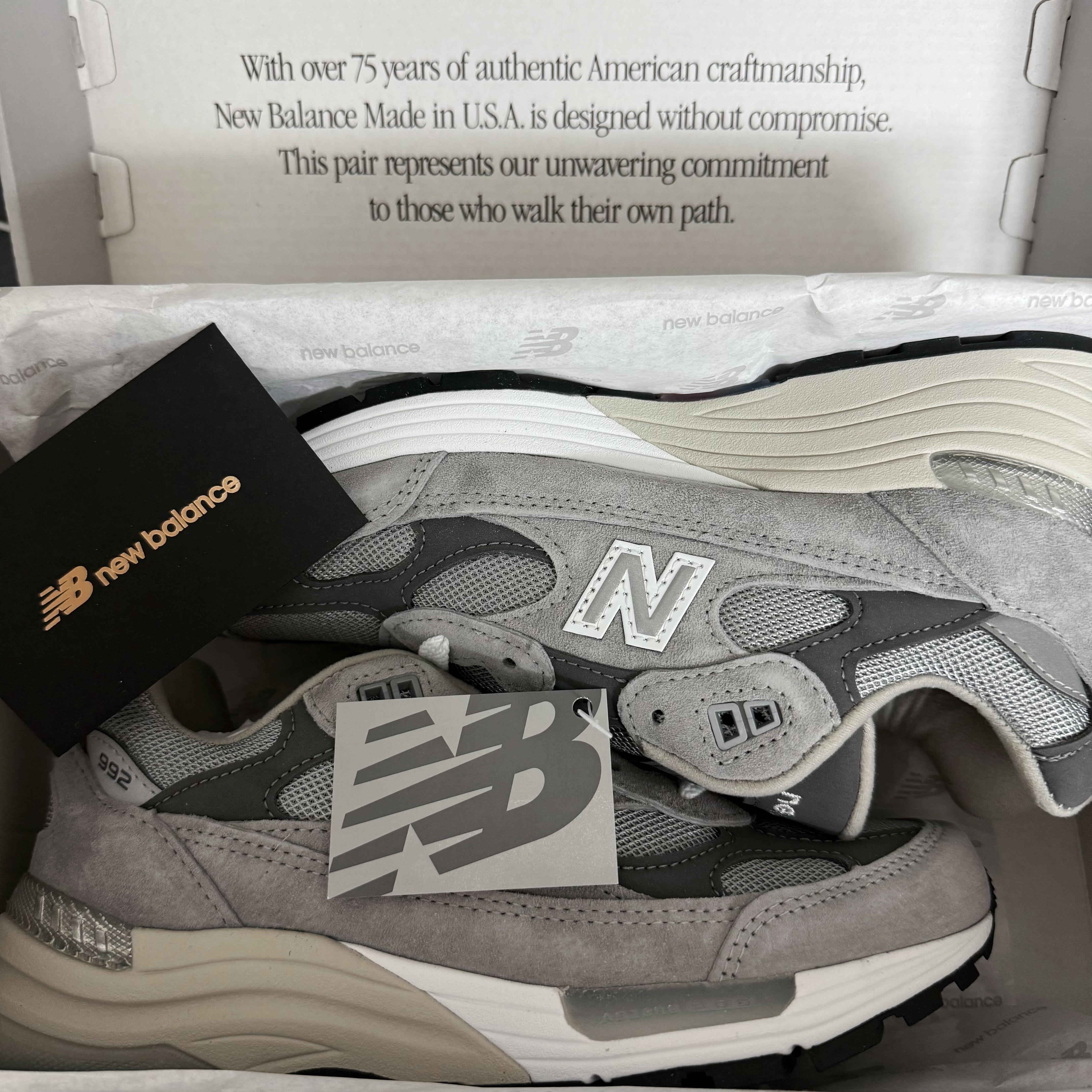 New Balance 992 Made in USA Core Grey Silver Metallic 착용 스타일