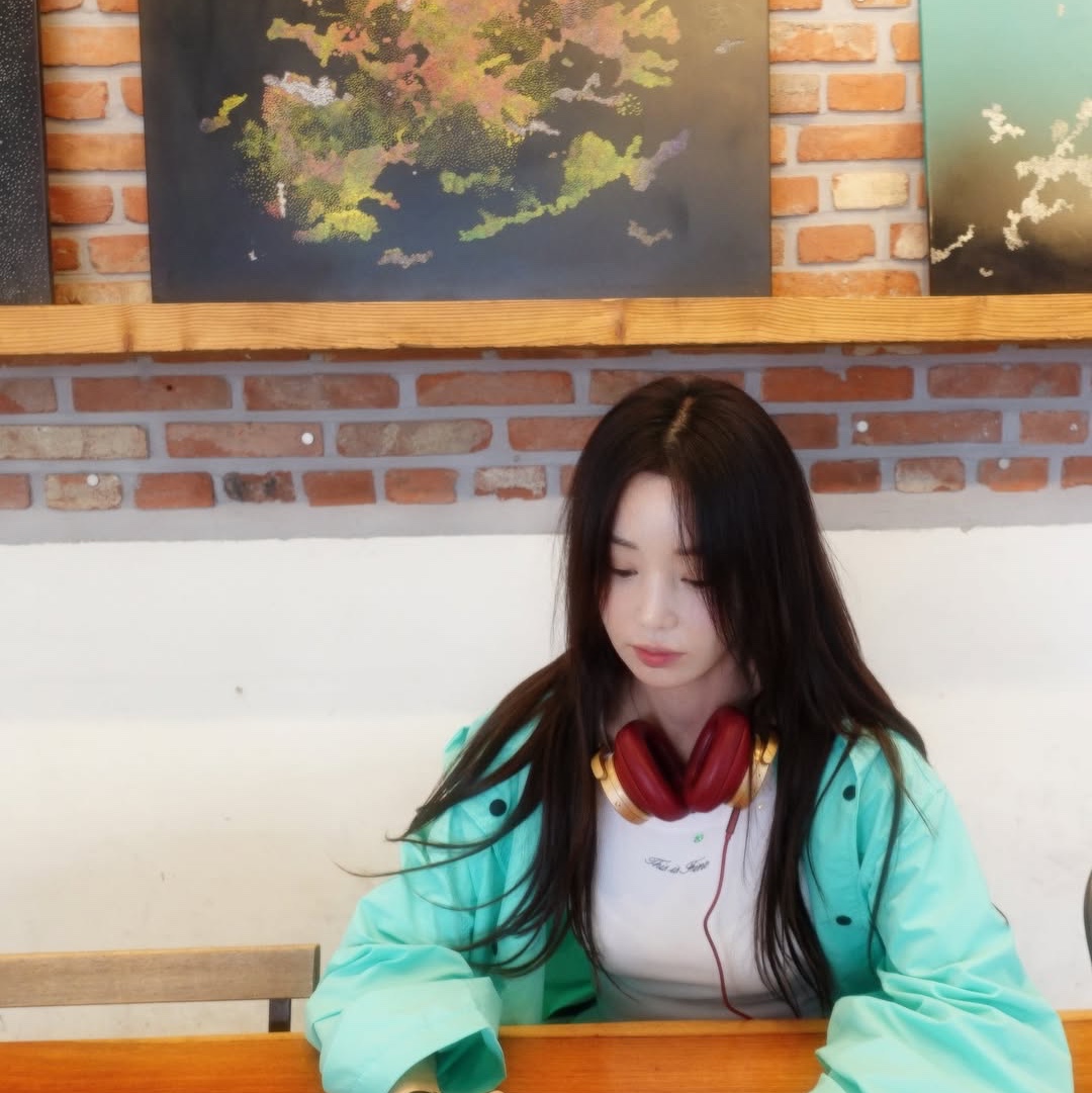 THIS IS FINE Hooded Single Coat TIF Blue, THIS IS FINE Ribbed Sleeveless Top White 착용 스타일 - 3