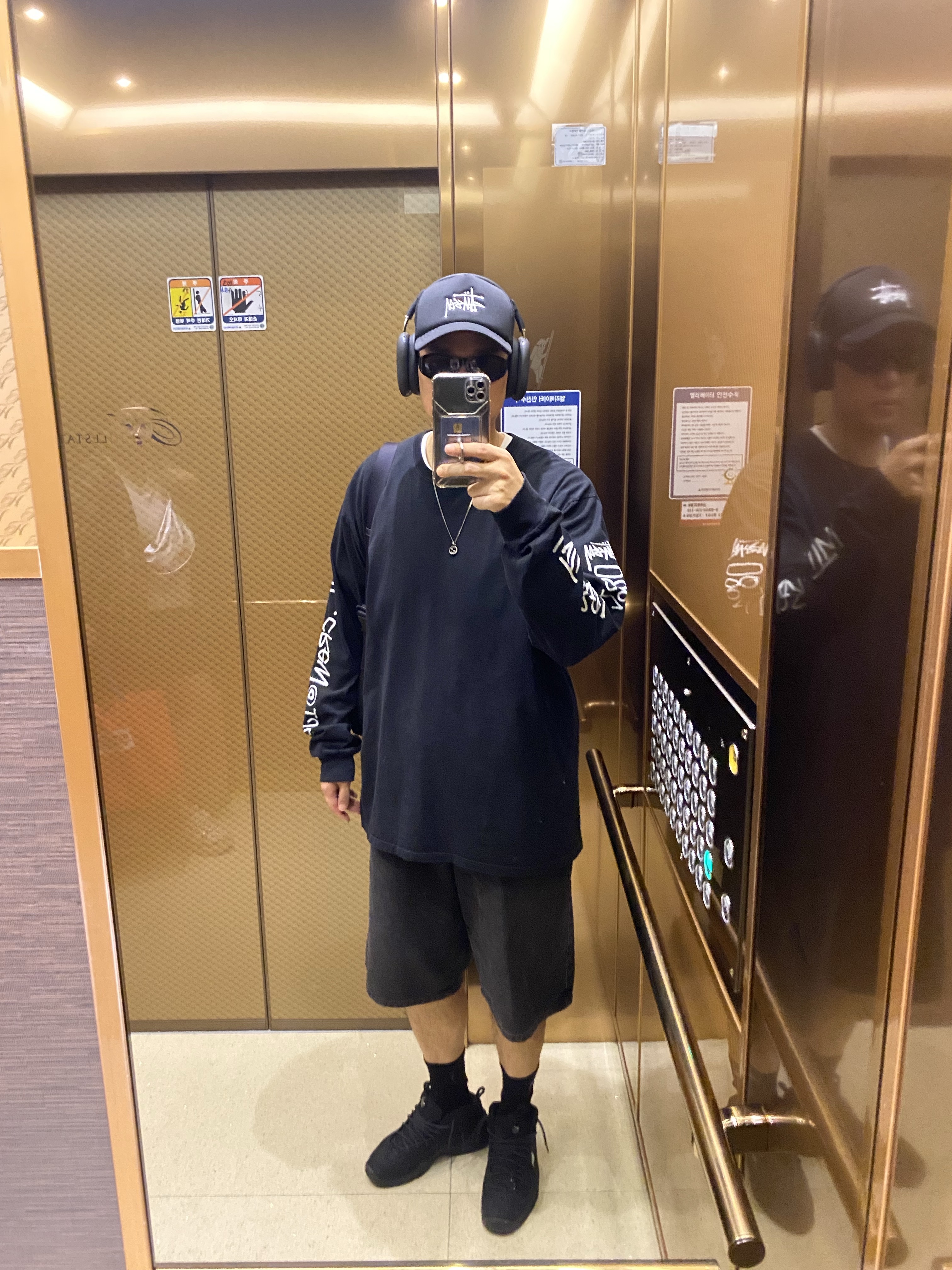 Apple AirPods Max USB C Midnight (Korean Ver.), Stussy Basic Trucker Cap Black 착용 스타일