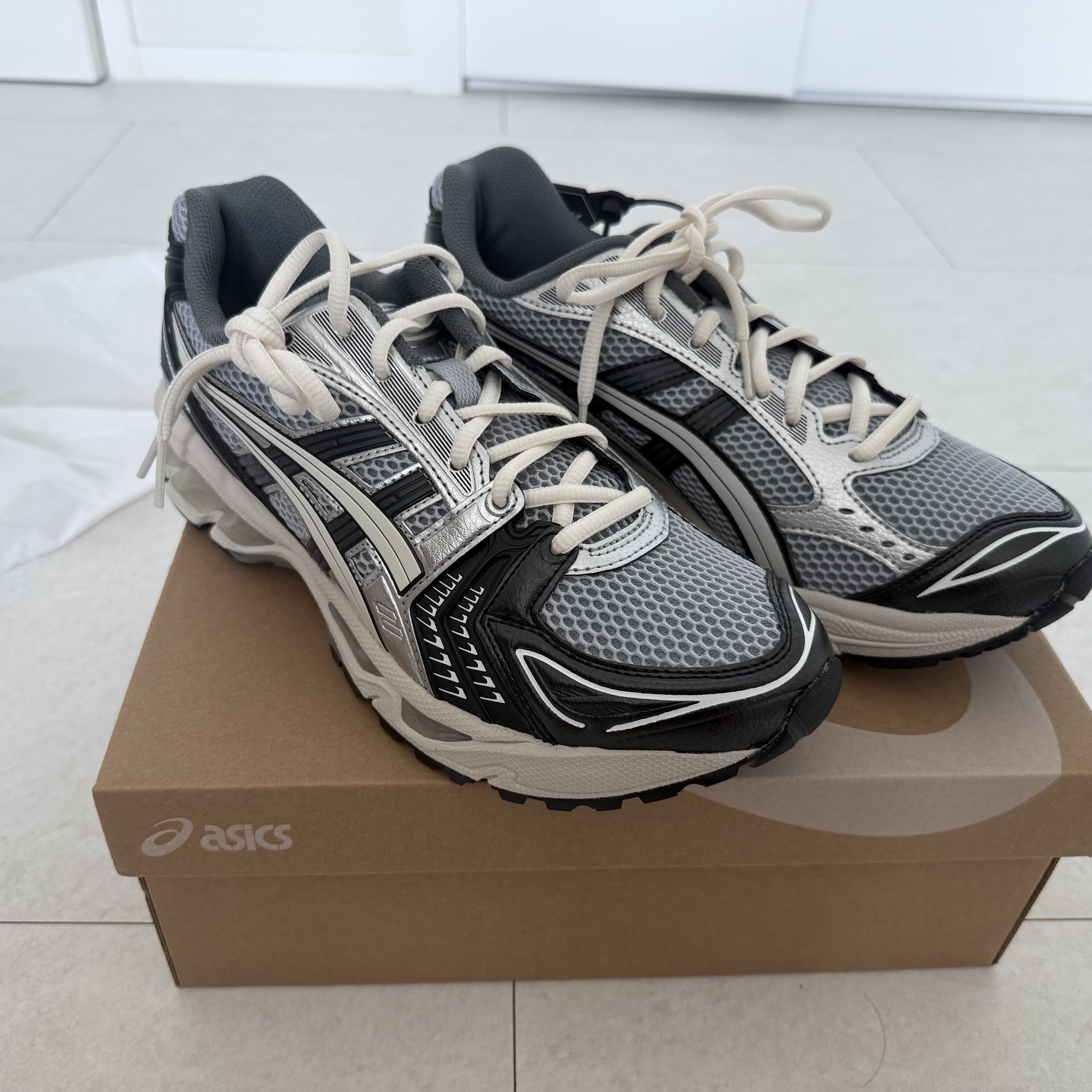 Asics Gel-Kayano 14 Black Glacier Grey 착용 스타일