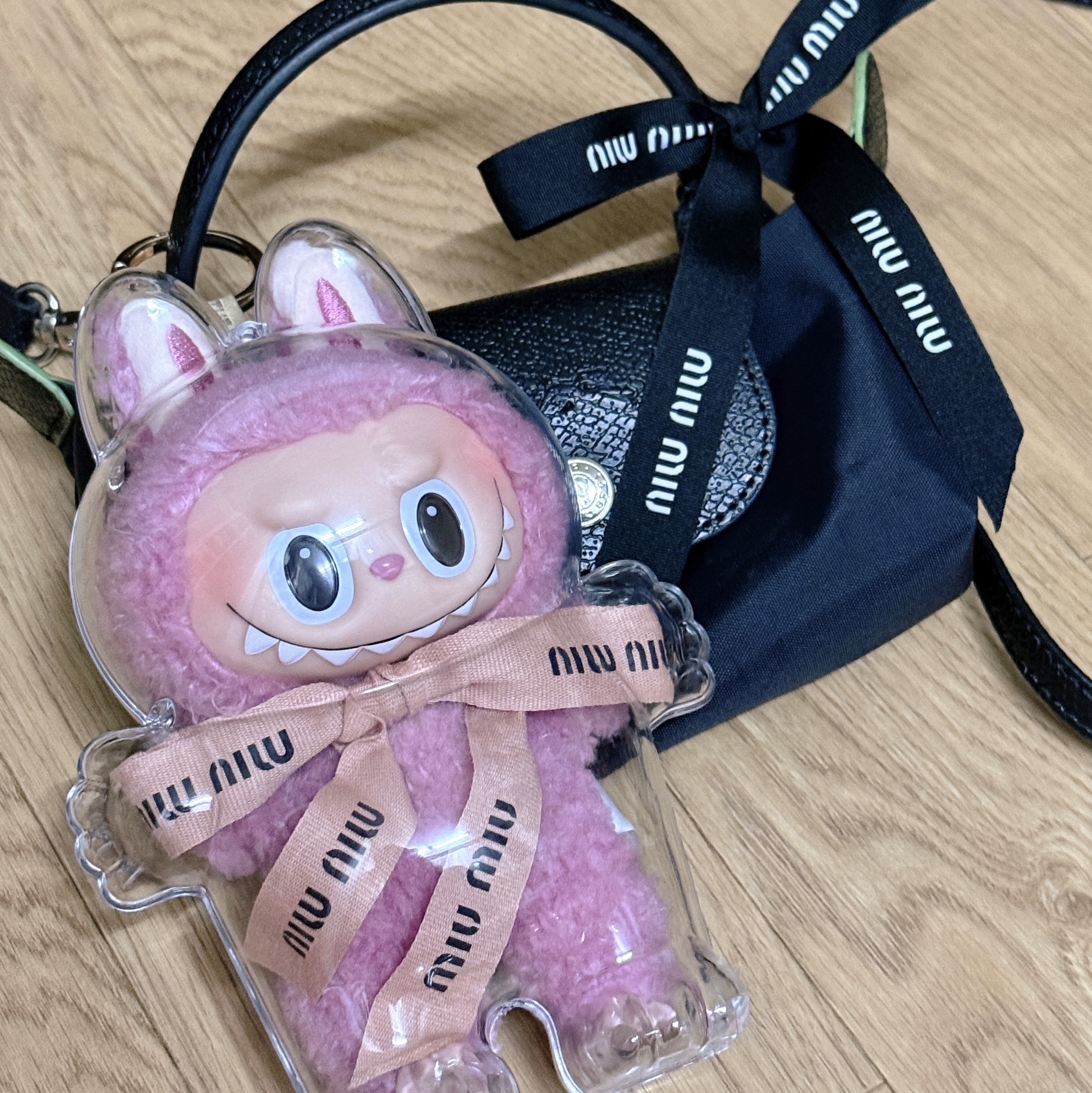 Pop Mart Labubu The Monsters Labubu Tasty Macarons Series Lyche Berry Keyring, Pop Mart The Monsters Labubu Tasty Macarons Series Sealed Case (6 Blind Boxes) 착용 스타일