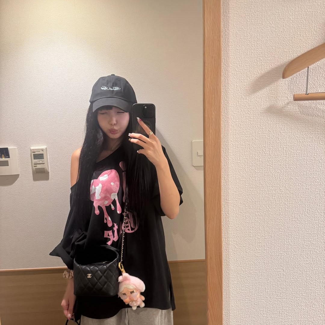 THIS IS FINE Signature Ball Cap Black 착용 스타일