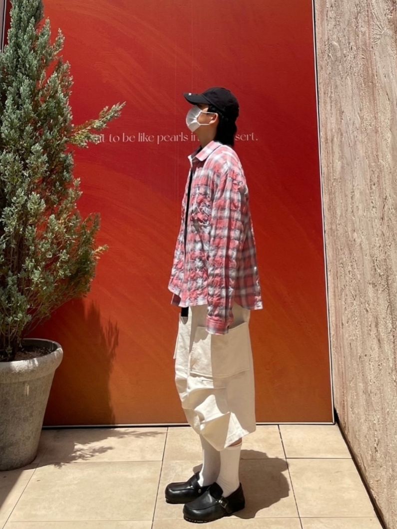 ROARINGRAD 25 Parachute Bermuda Pants Cream 착용 스타일